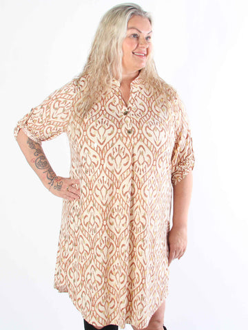 Ebba Boho Long - Elastisk mönstrad klänning i plus size med guldprickar