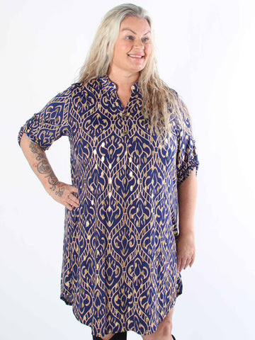 Ebba Boho Long - Elastisk mönstrad klänning i plus size med guldprickar