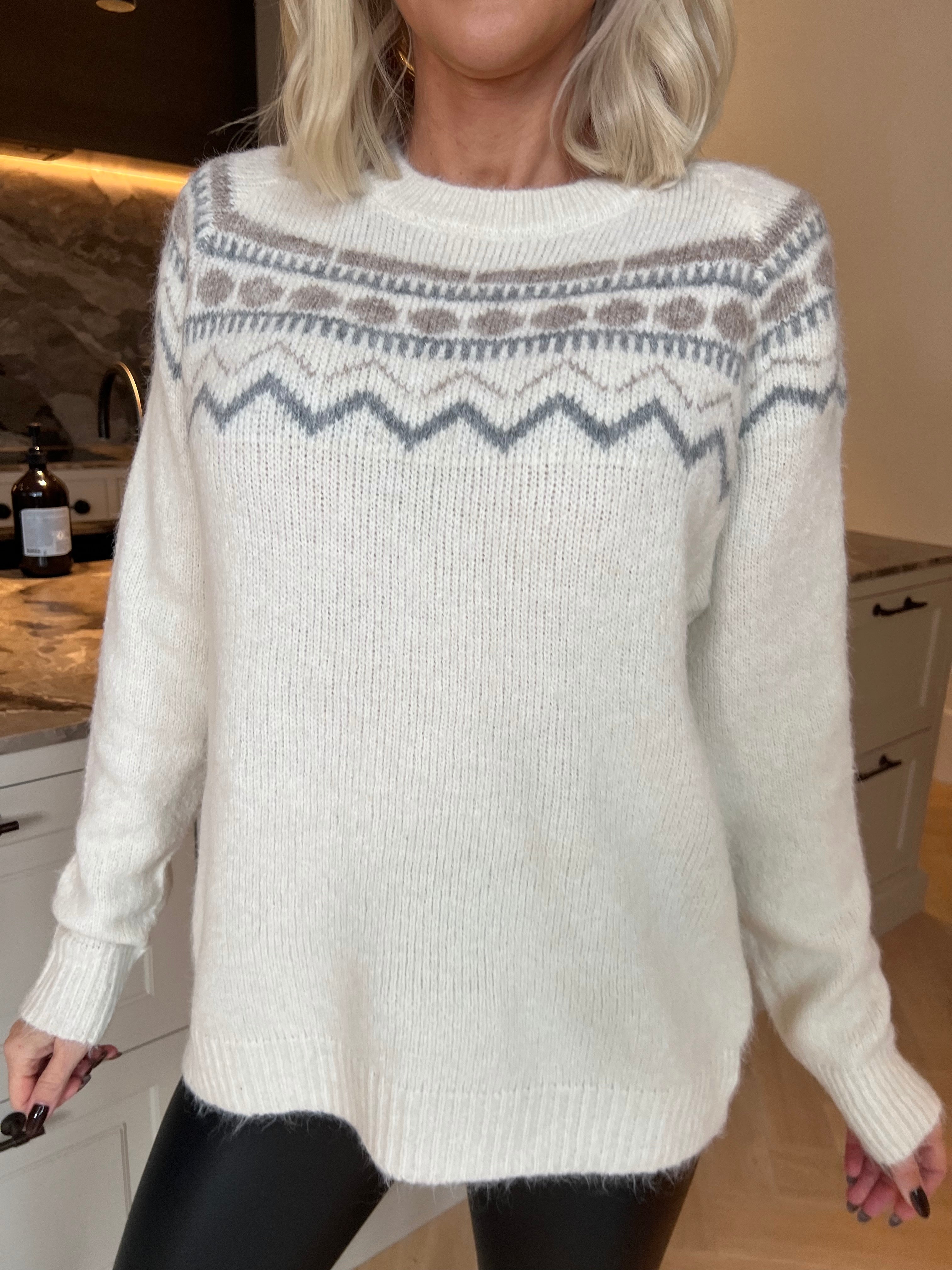 Elena - Mjuk och mysig stickad tröja med vackert mönster i nordisk design