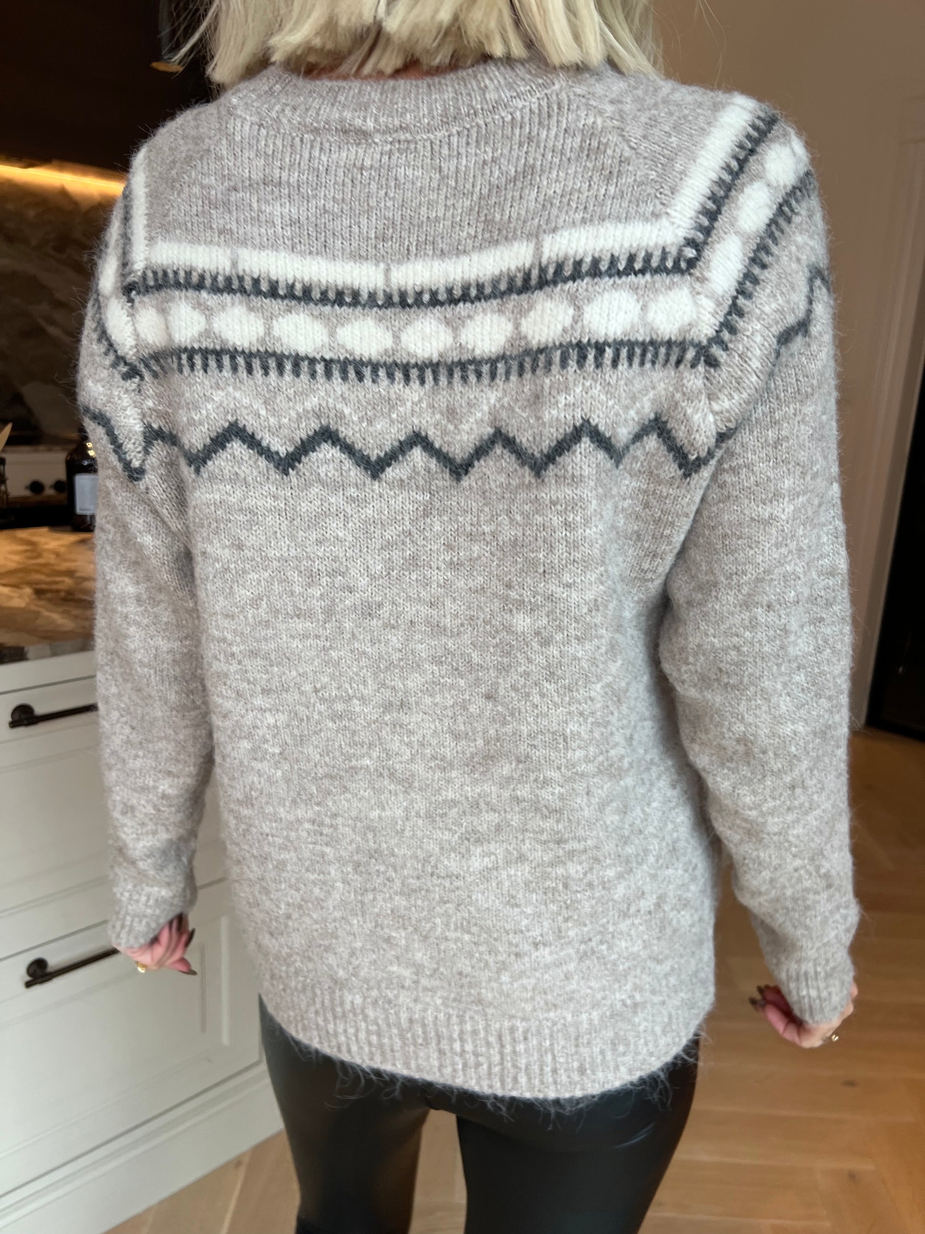 Elena - Mjuk och mysig stickad tröja med vackert mönster i nordisk design