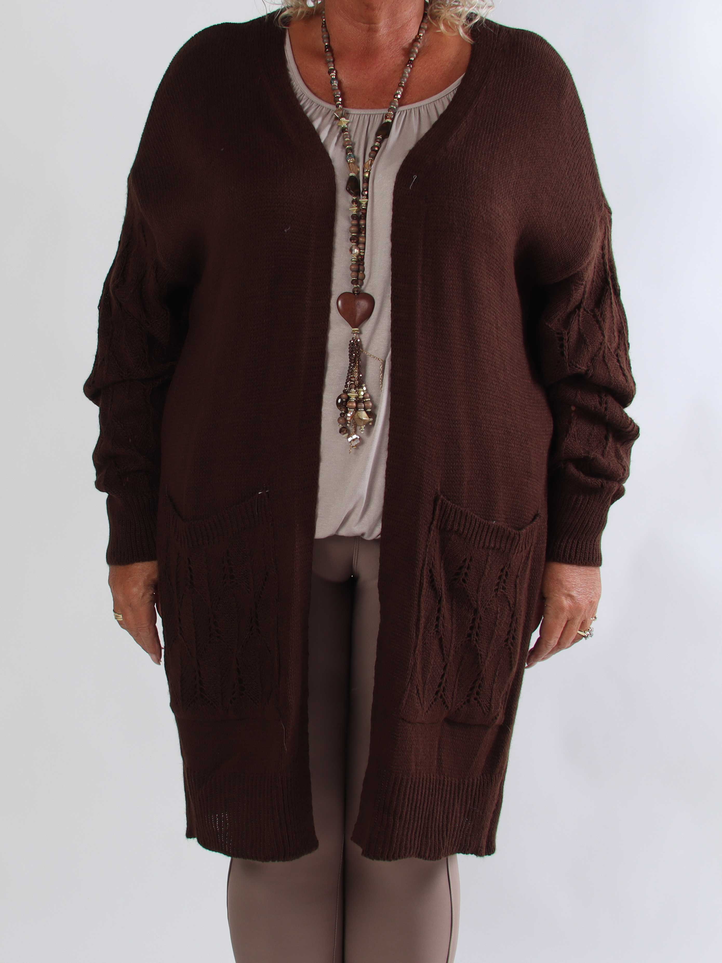 Elizabeth - Lang plus size strikcardigan med fint hulmønster på ærmerne