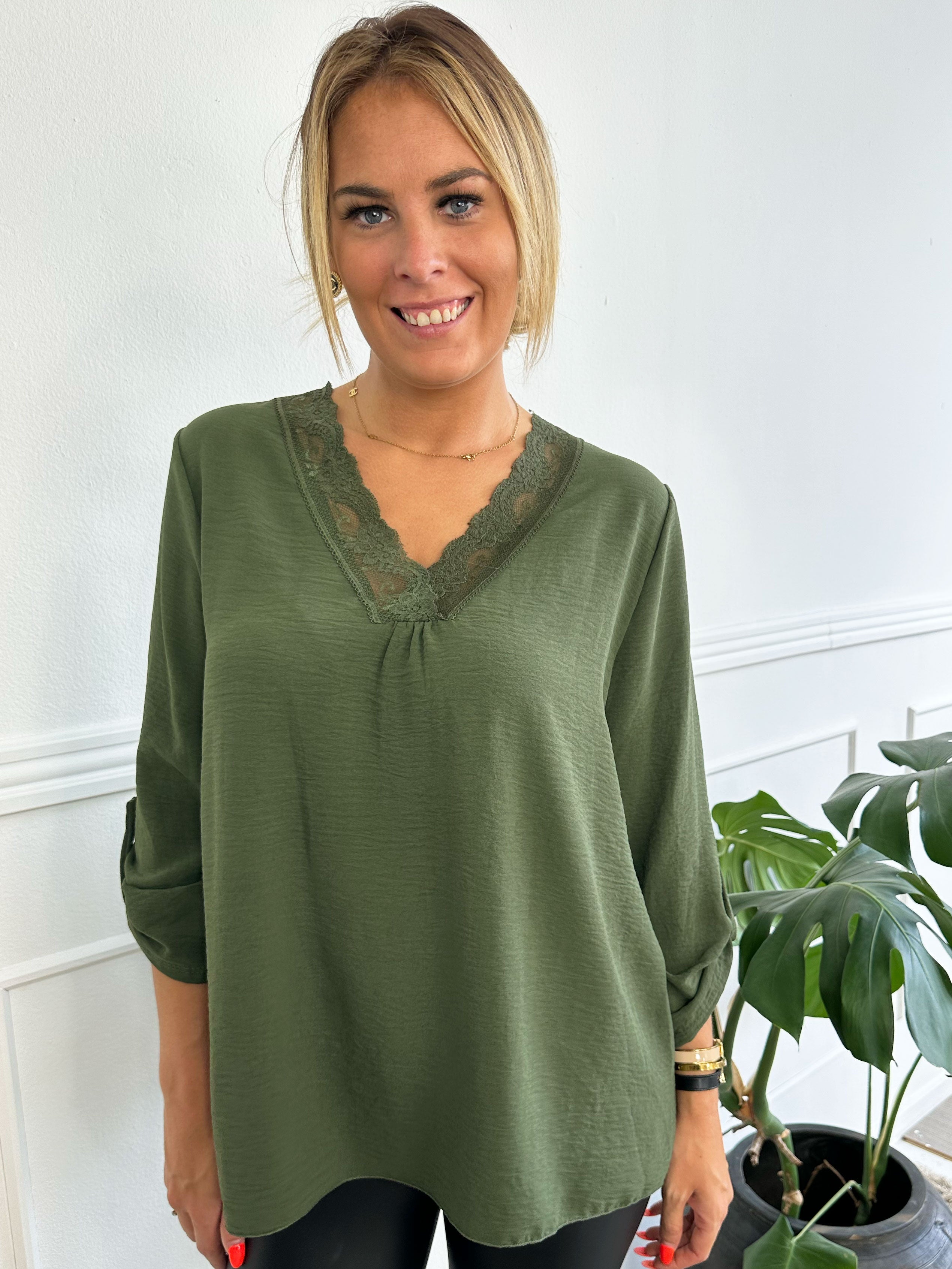 Elly Shirt - Simpel blus med spetskant