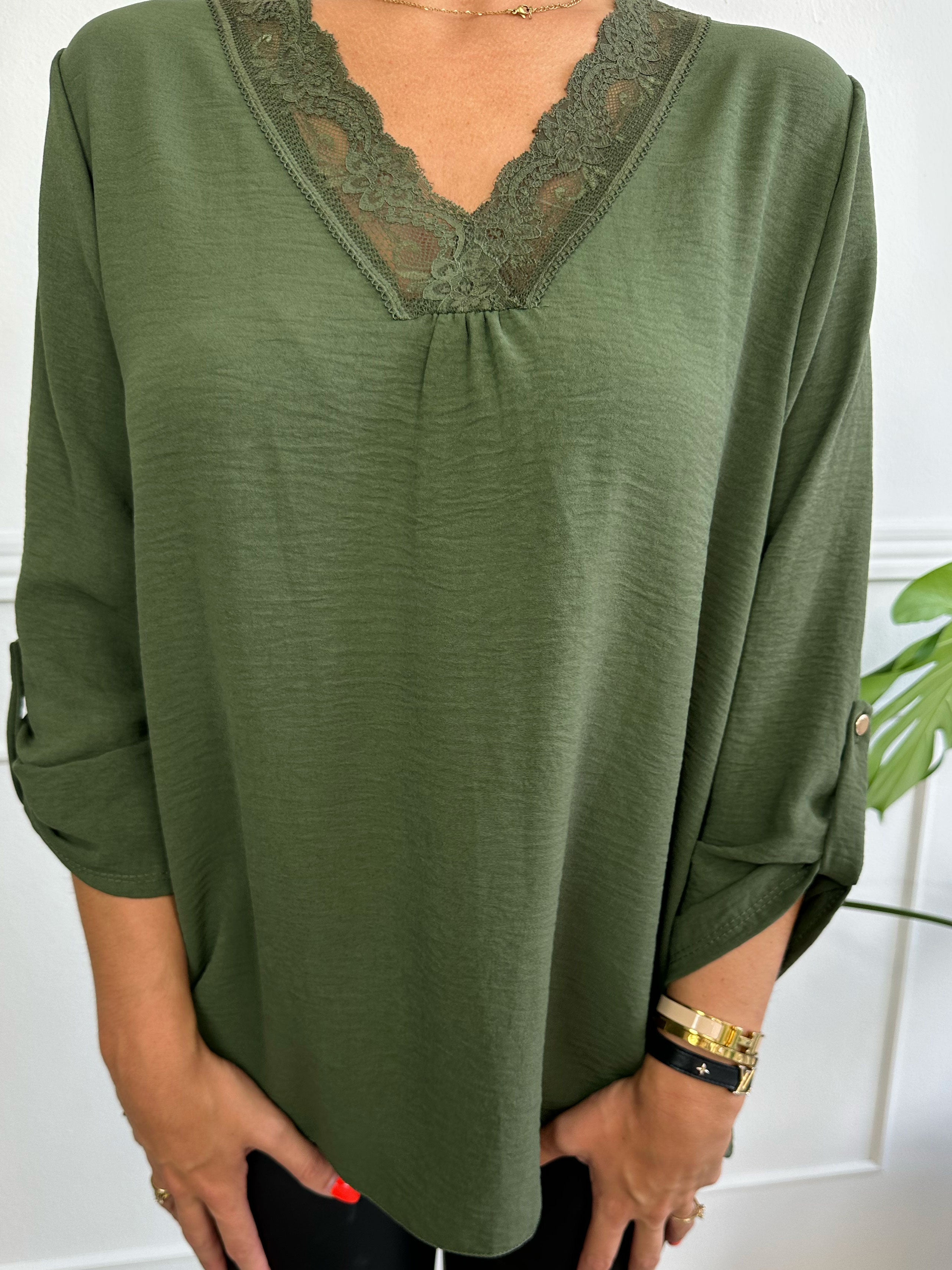 Elly Shirt - Simpel blus med spetskant