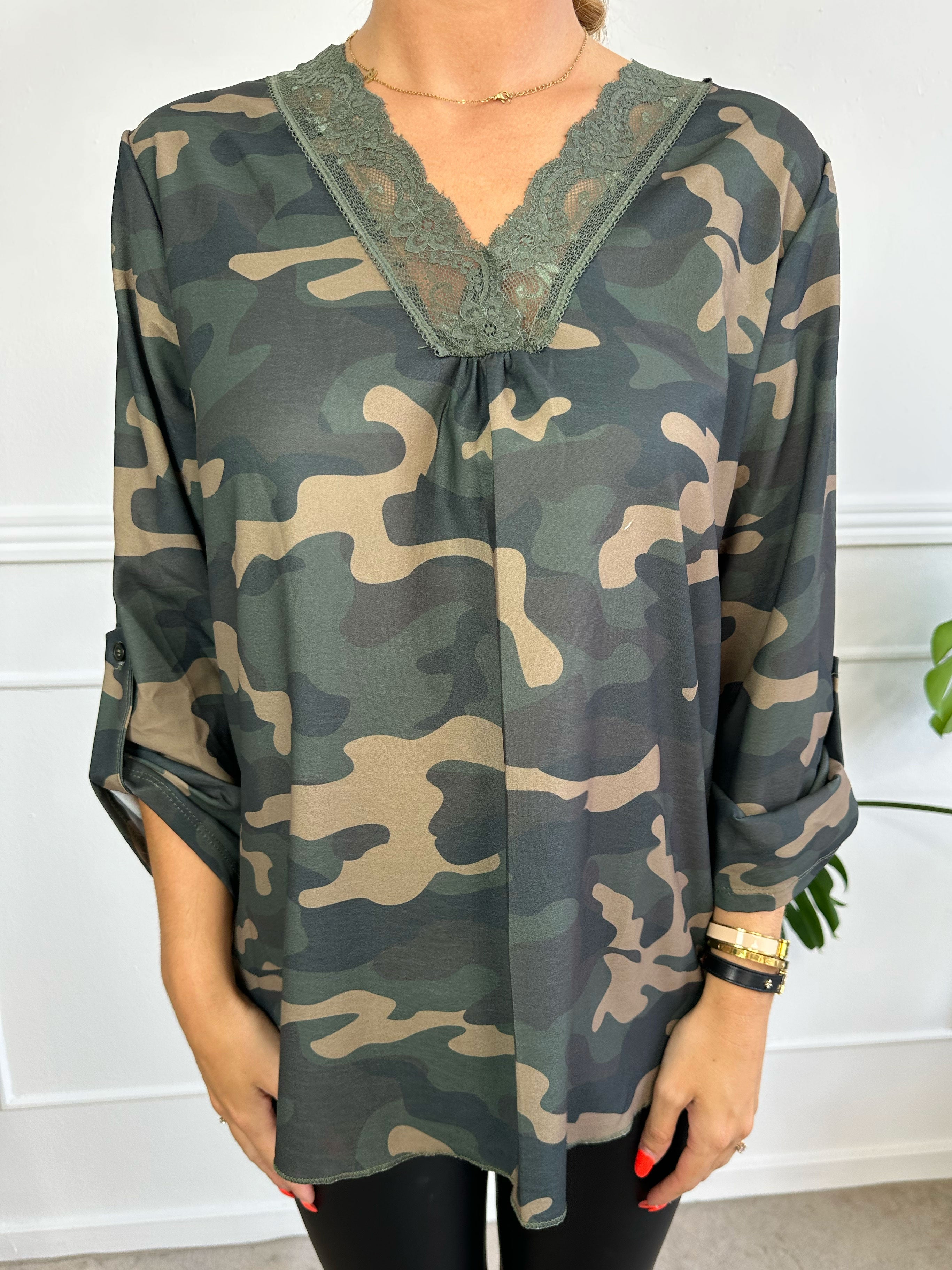 Elly Shirt - Simpel blus med spetskant