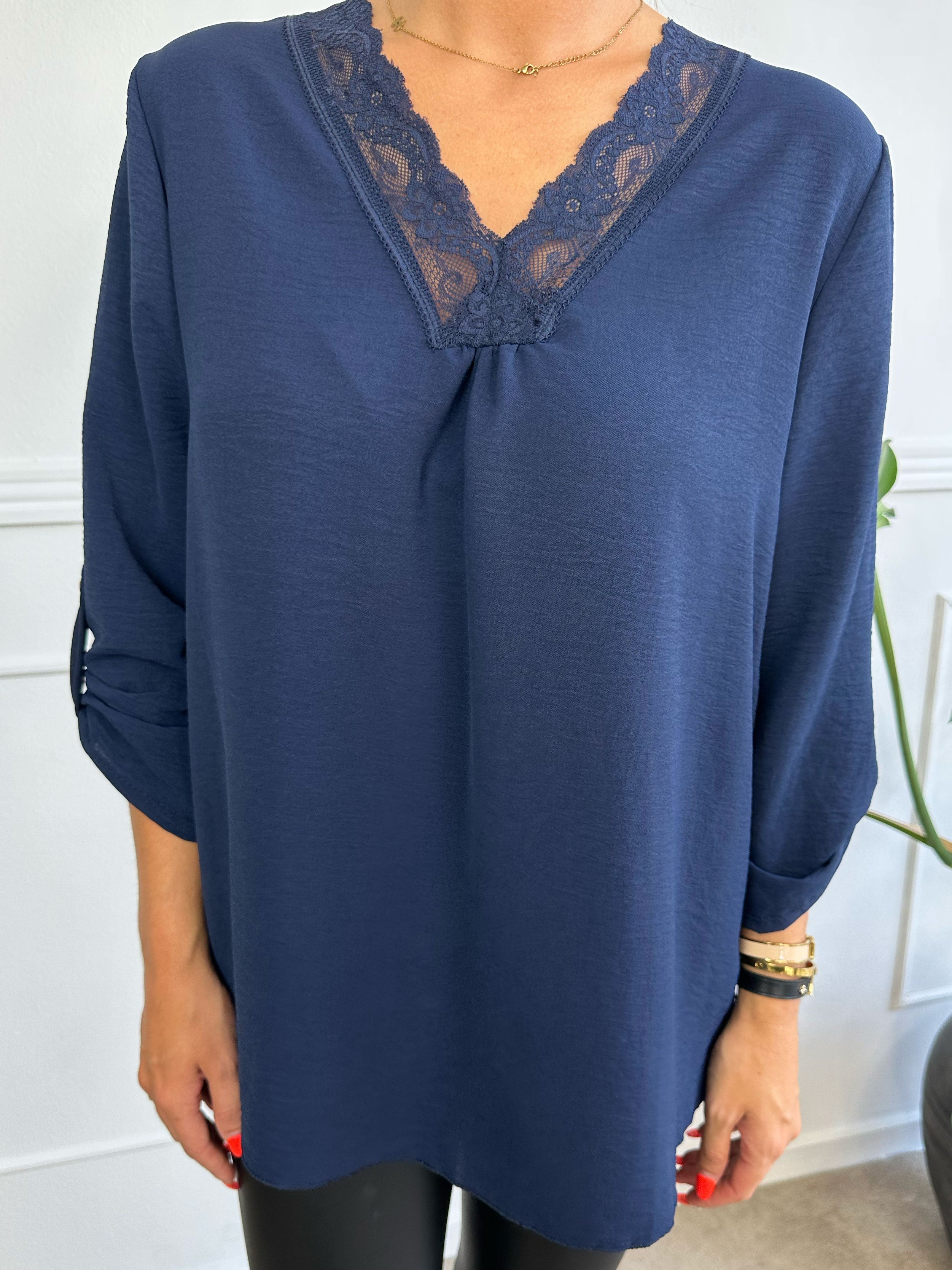 Elly Shirt - Simpel blus med spetskant