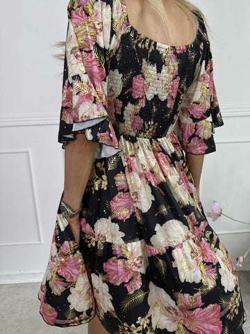Elna Beautiful Short - Blomstret elastisk kjole med smock over brystet
