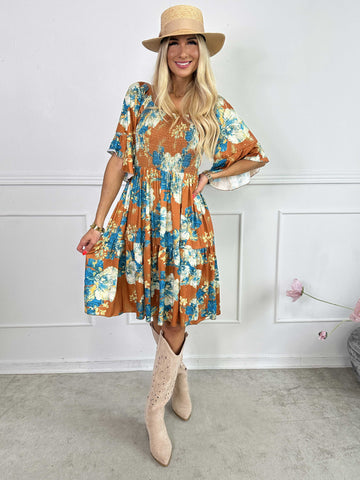 Elna Beautiful Short - Blomstret elastisk kjole med smock over brystet