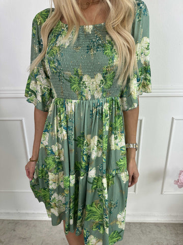 Elna Beautiful Short - Blomstret elastisk kjole med smock over brystet