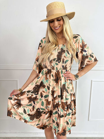Elna Fiore Short - Blomstret elastisk kjole med smock over brystet