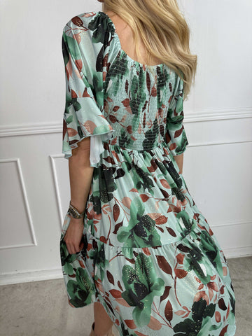 Elna Fiore Short - Blomstret elastisk kjole med smock over brystet
