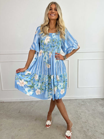 Elna Floral Stripe Short - Blommig elastisk klänning med smockat bröst
