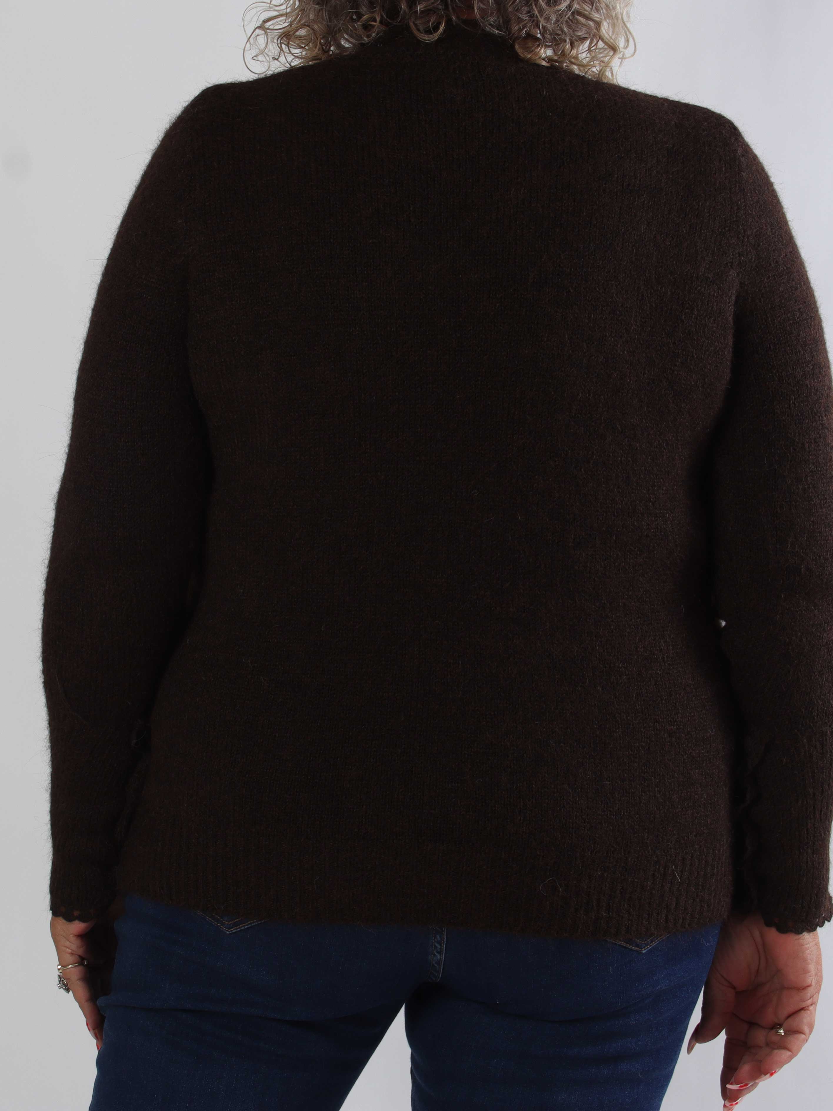 Elowen - Plus size strikbluse med blondekanter ved halsudskæringen og ærmerne