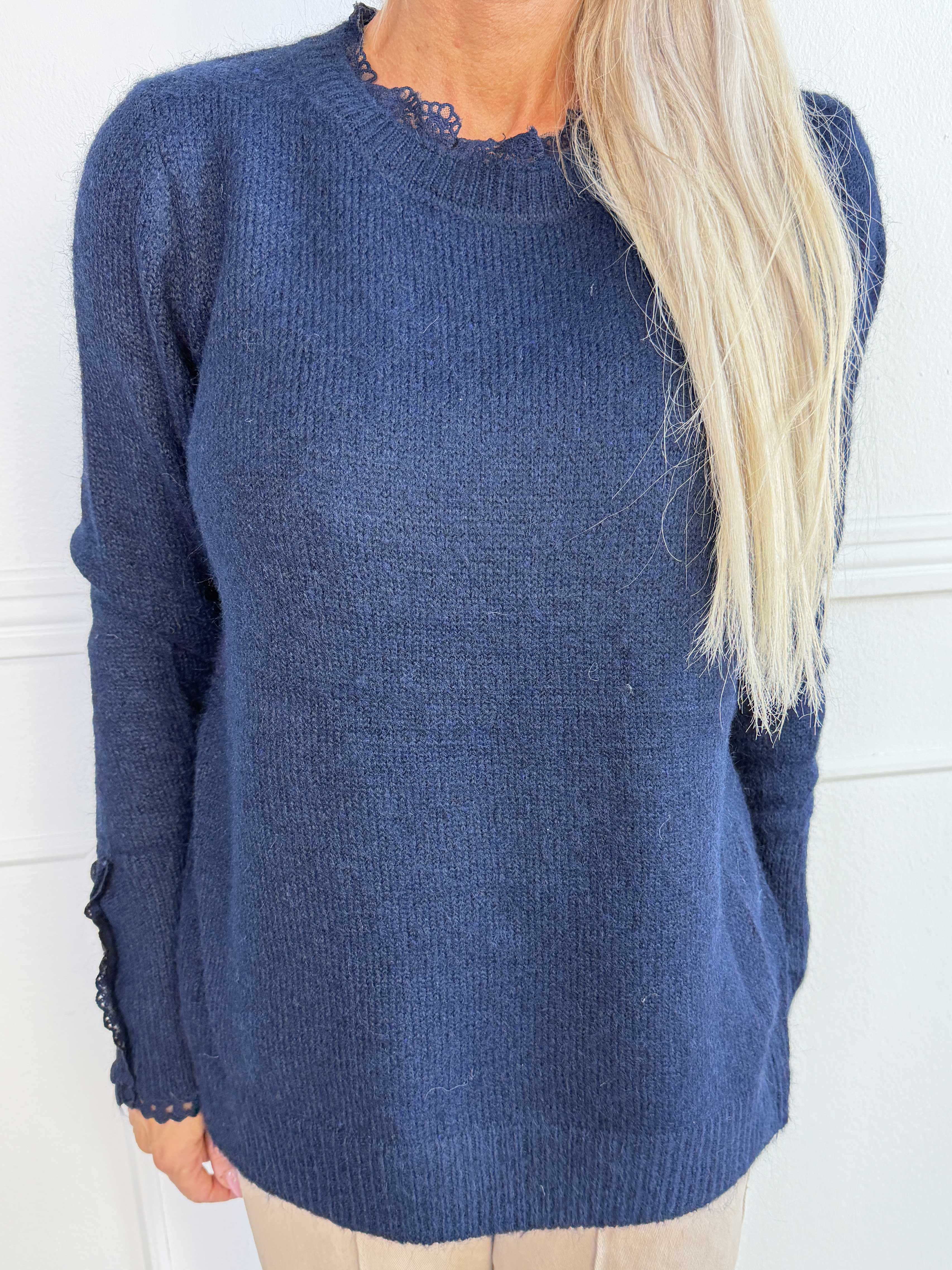 Elowen - Feminin strikbluse med blondekanter ved halsudskæringen og ærmerne