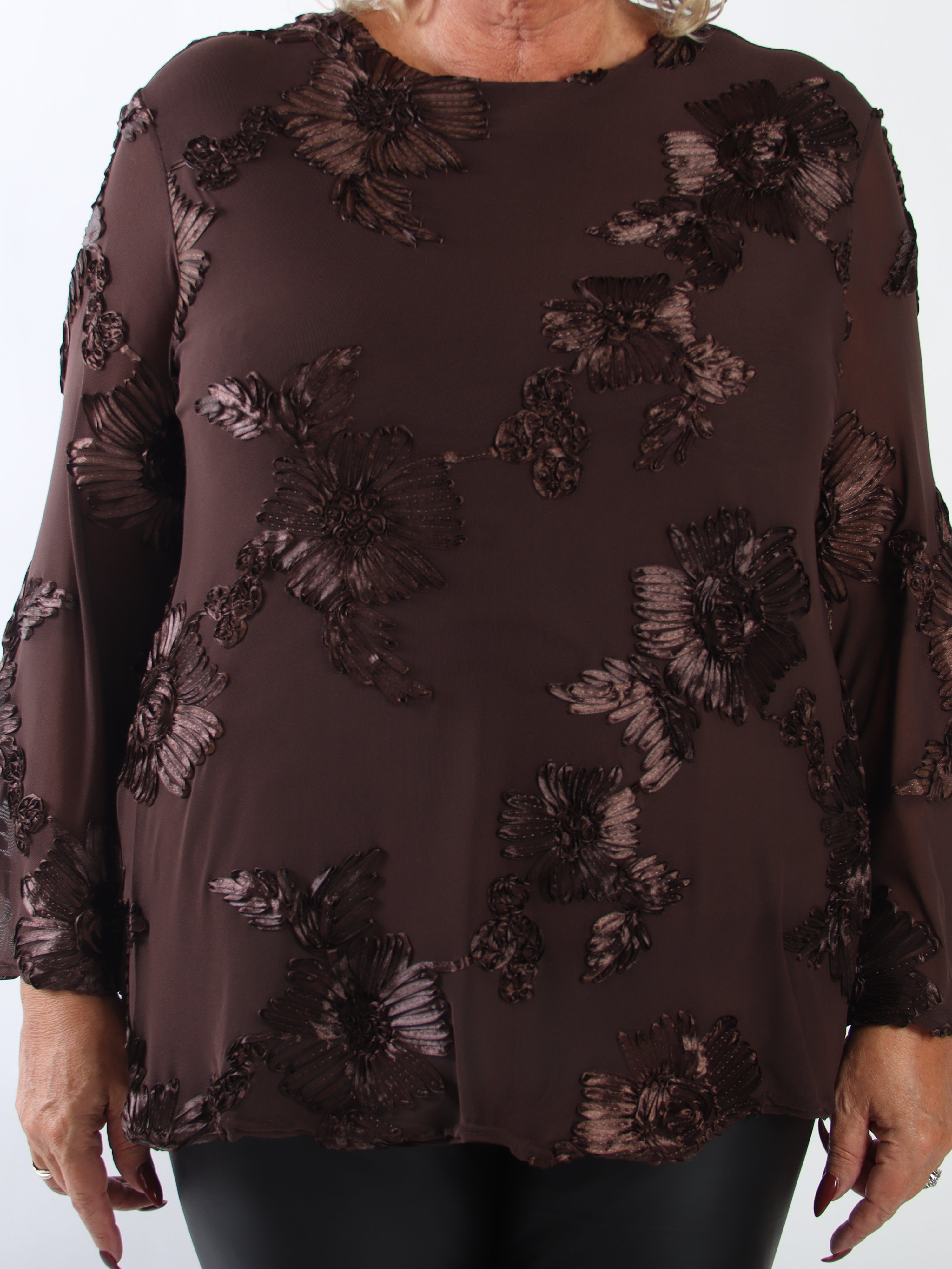 Emilie Flora - Tunika i plus size i mesh med fina blomstermotiv och långa ärmar