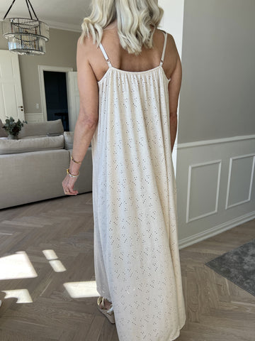 Emilie - Axelbandsklänning i mjukt tyg med broderie anglaise