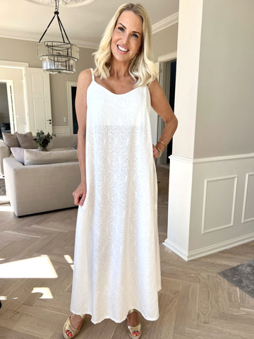 Emilie - Axelbandsklänning i mjukt tyg med broderie anglaise
