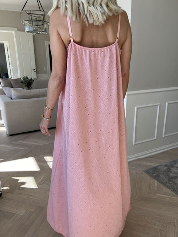 Emilie - Axelbandsklänning i mjukt tyg med broderie anglaise
