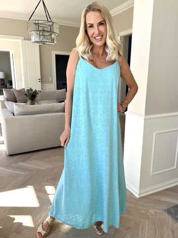 Emilie - Axelbandsklänning i mjukt tyg med broderie anglaise