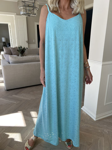Emilie - Axelbandsklänning i mjukt tyg med broderie anglaise