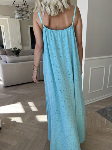 Emilie - Axelbandsklänning i mjukt tyg med broderie anglaise