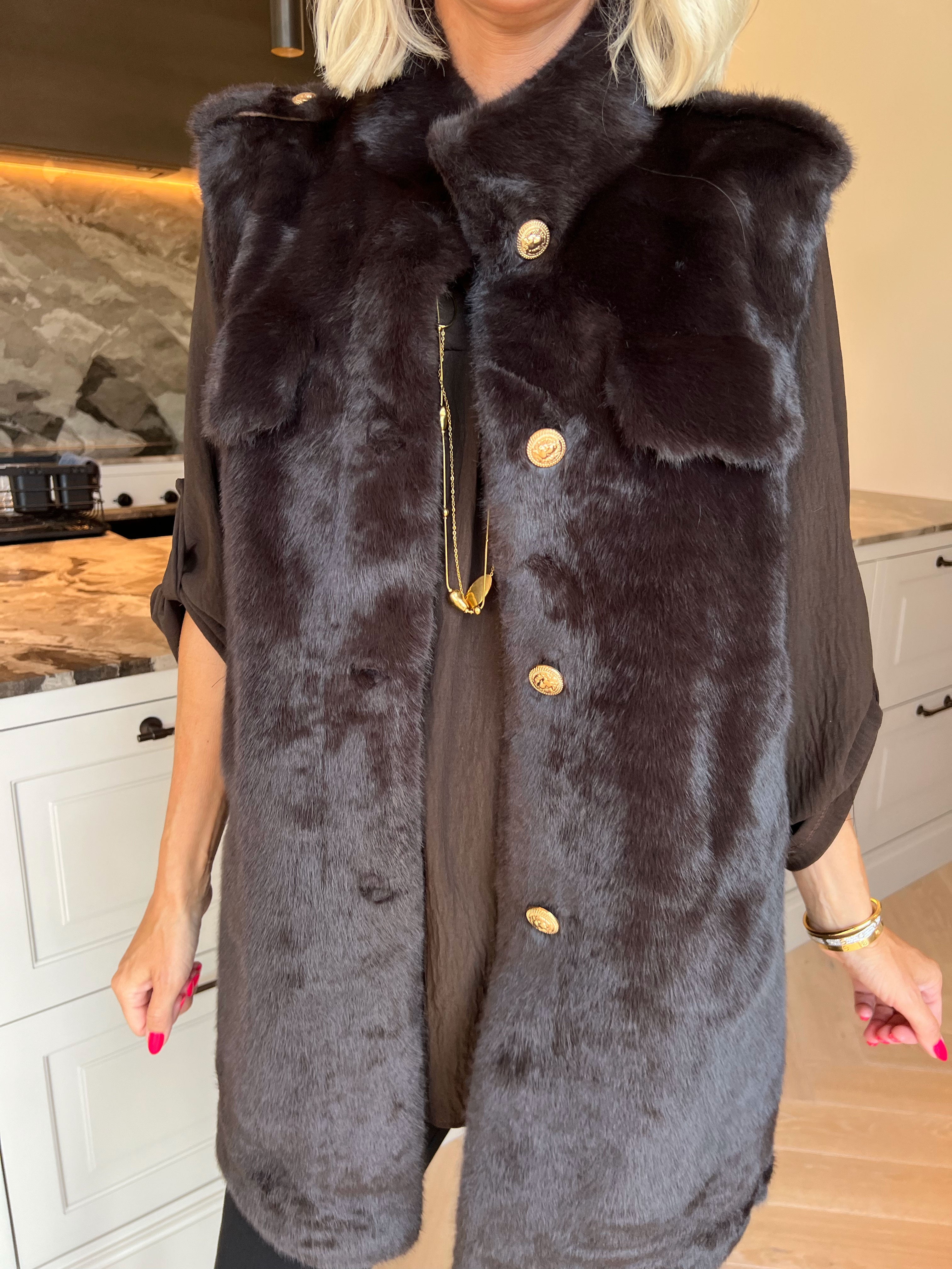 Emilija - Blød faux fur vest med elegante guldknapper
