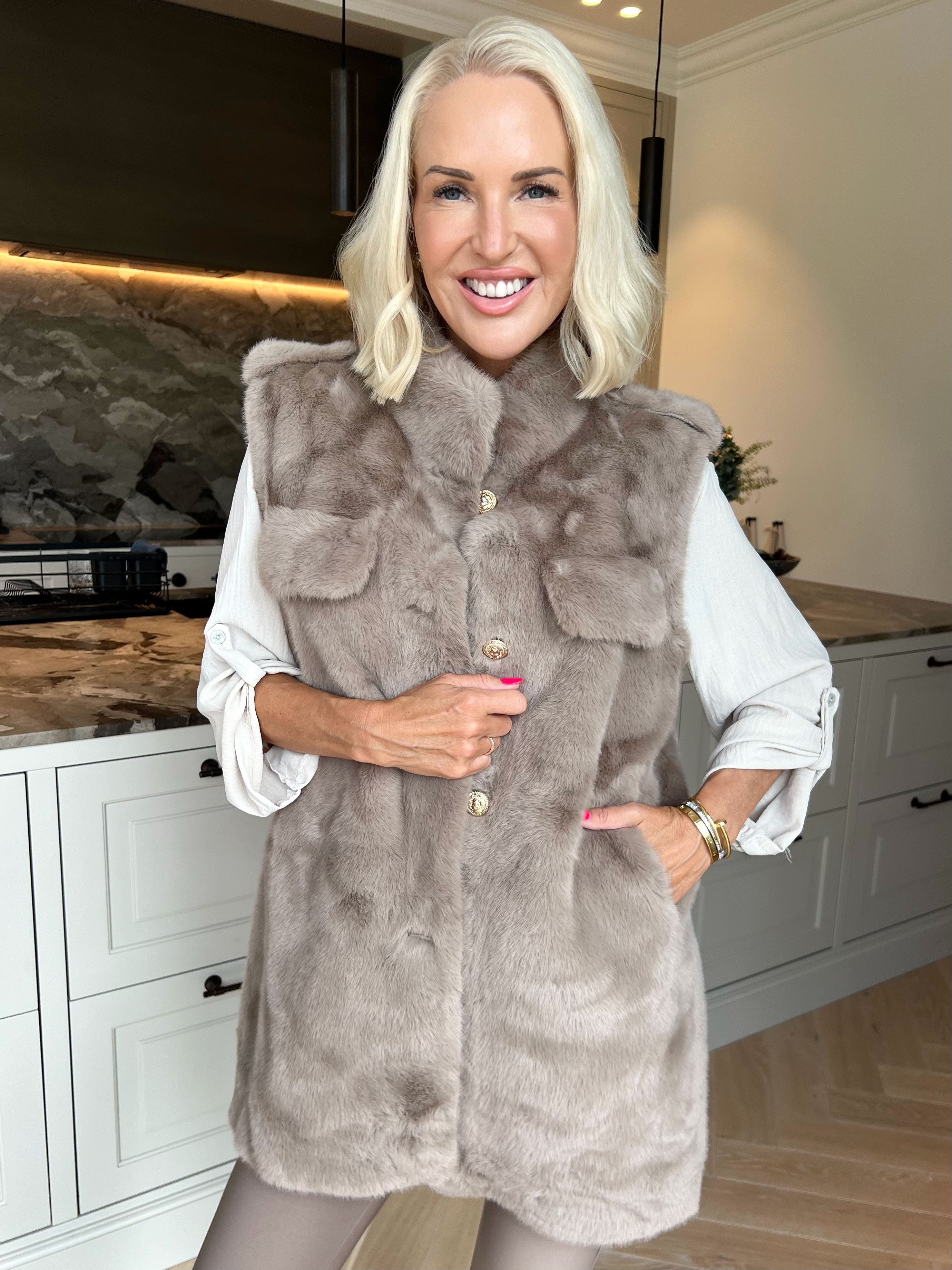 Emilija - Blød faux fur vest med elegante guldknapper