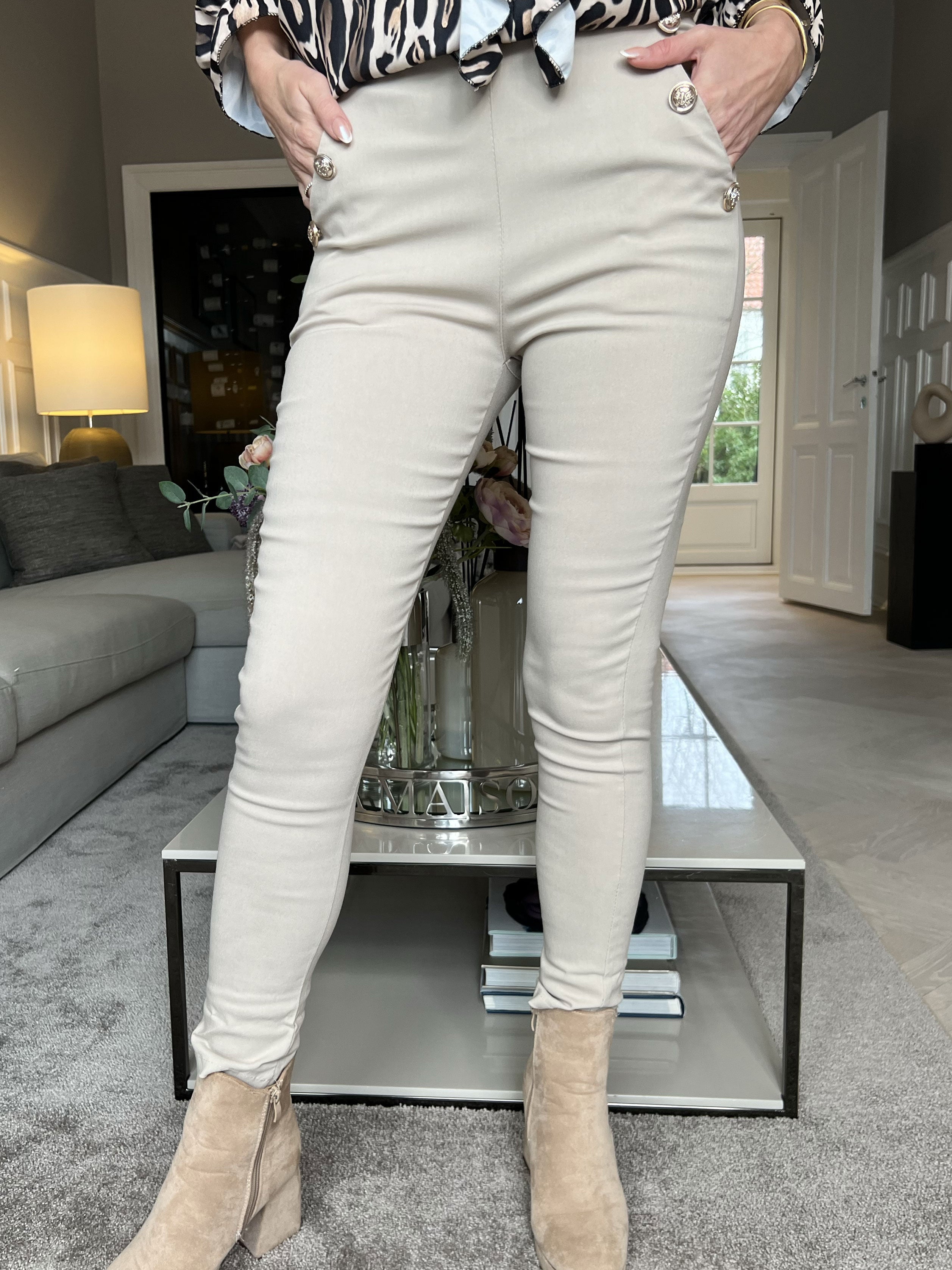 Emma - Leggings med resår i midjan och guldfärgade knappar - Beige