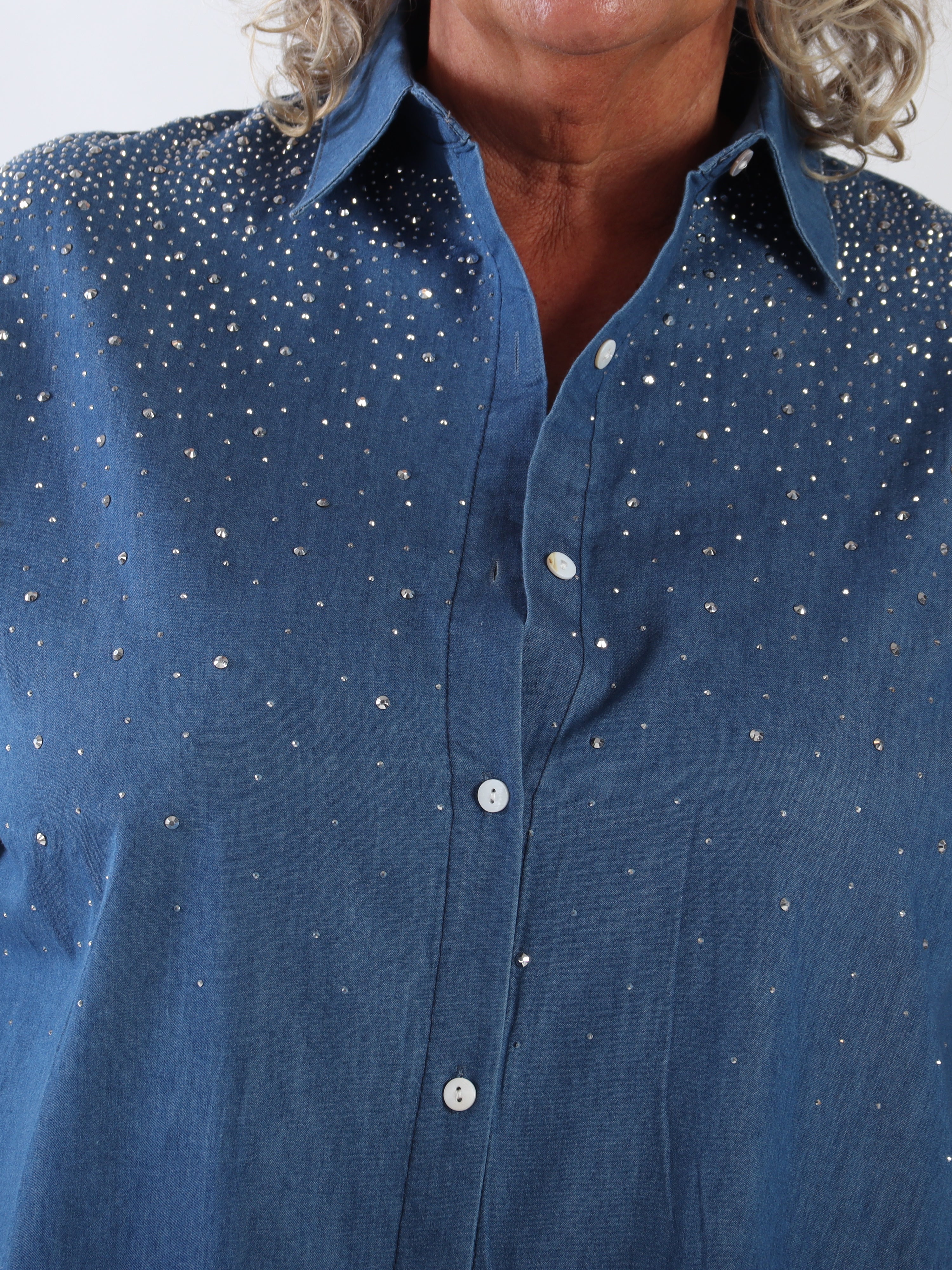 Emmie - Skjortklänning i denimlook med glittrande strass upptill