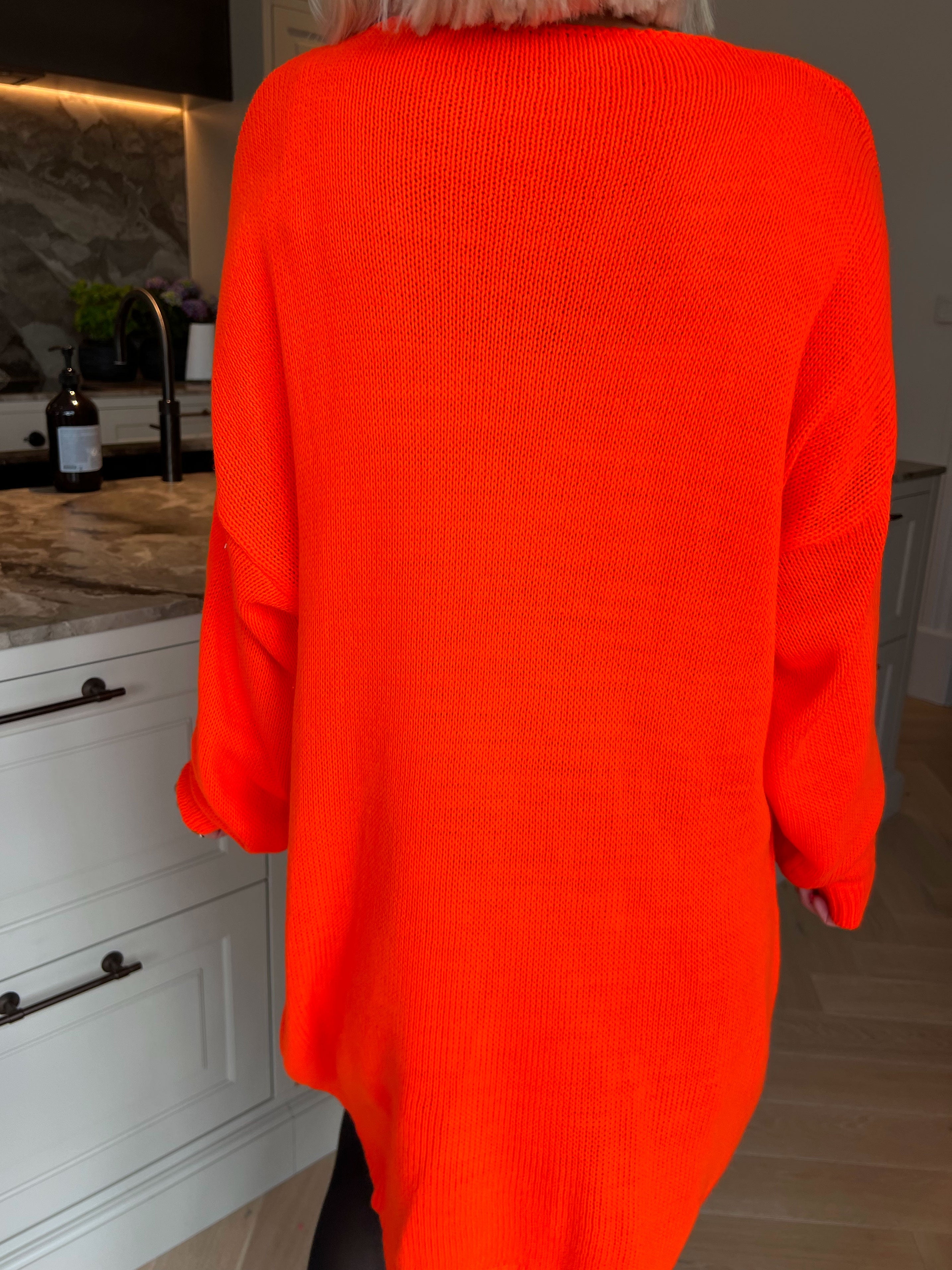 Estelle - Oversized strikkjole med feminin v-udskæring