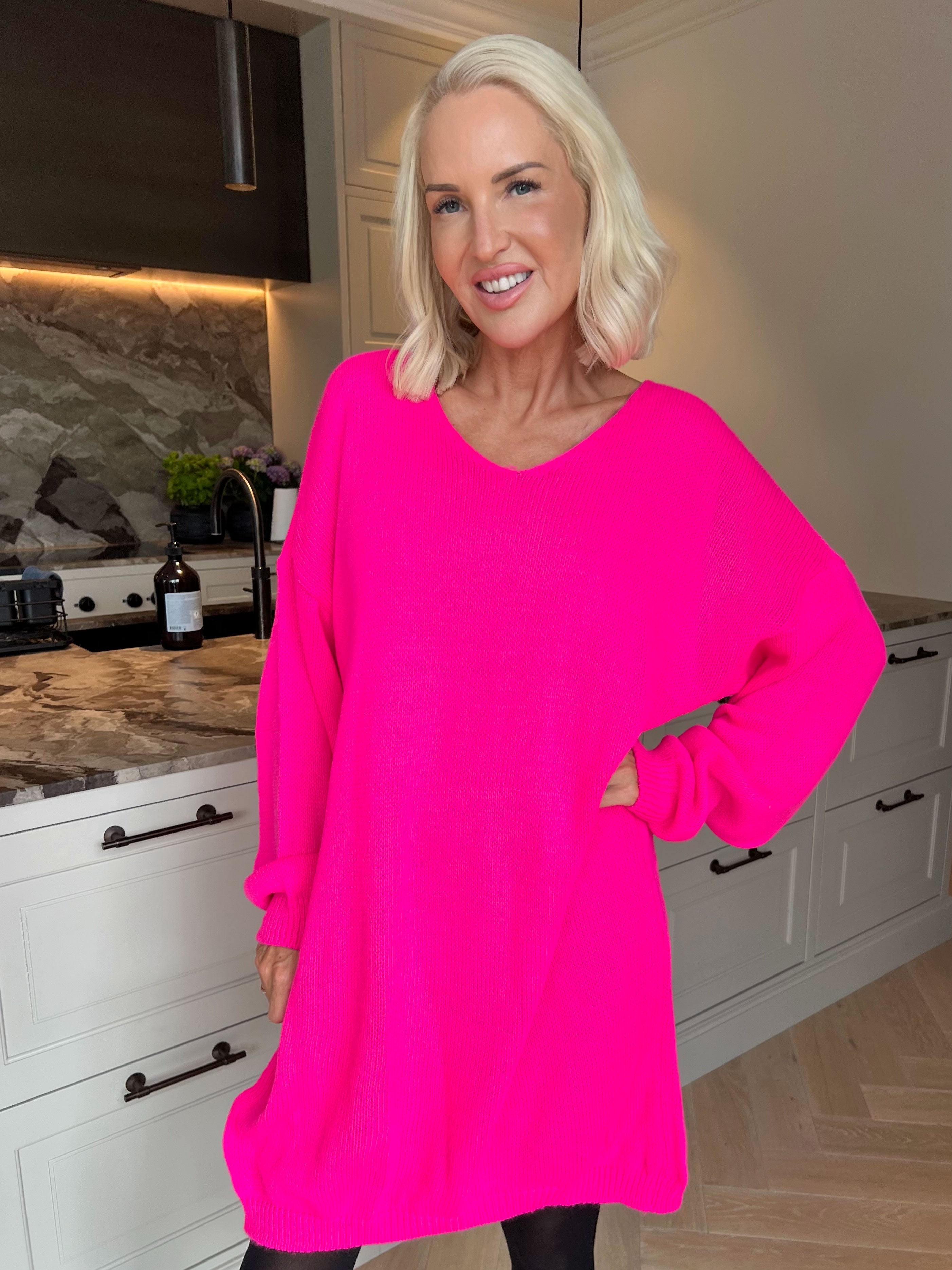 Estelle - Oversized strikkjole med feminin v-udskæring