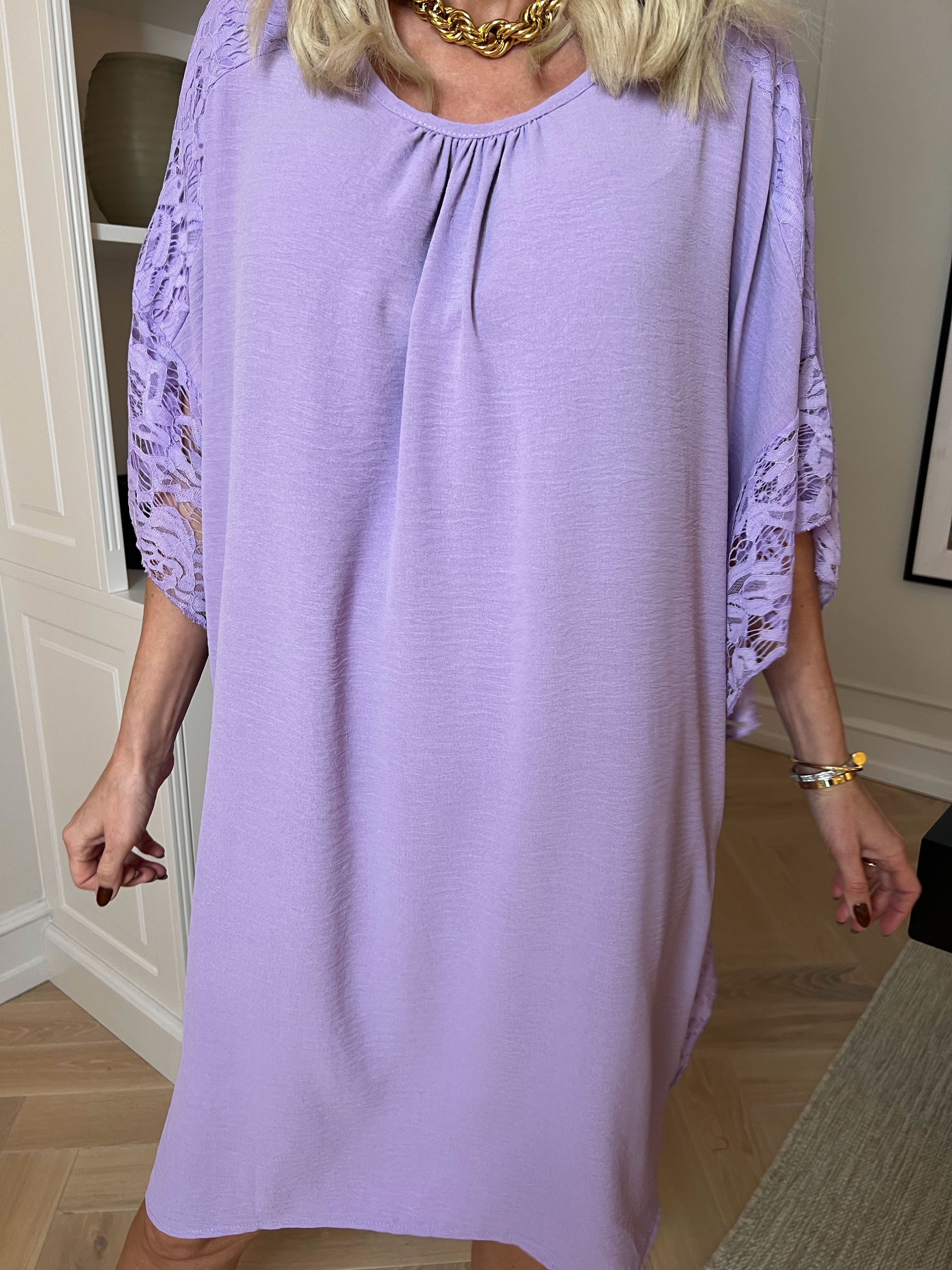 Frazzine - Kjole i løs pasform med blondekant ved ærmerne