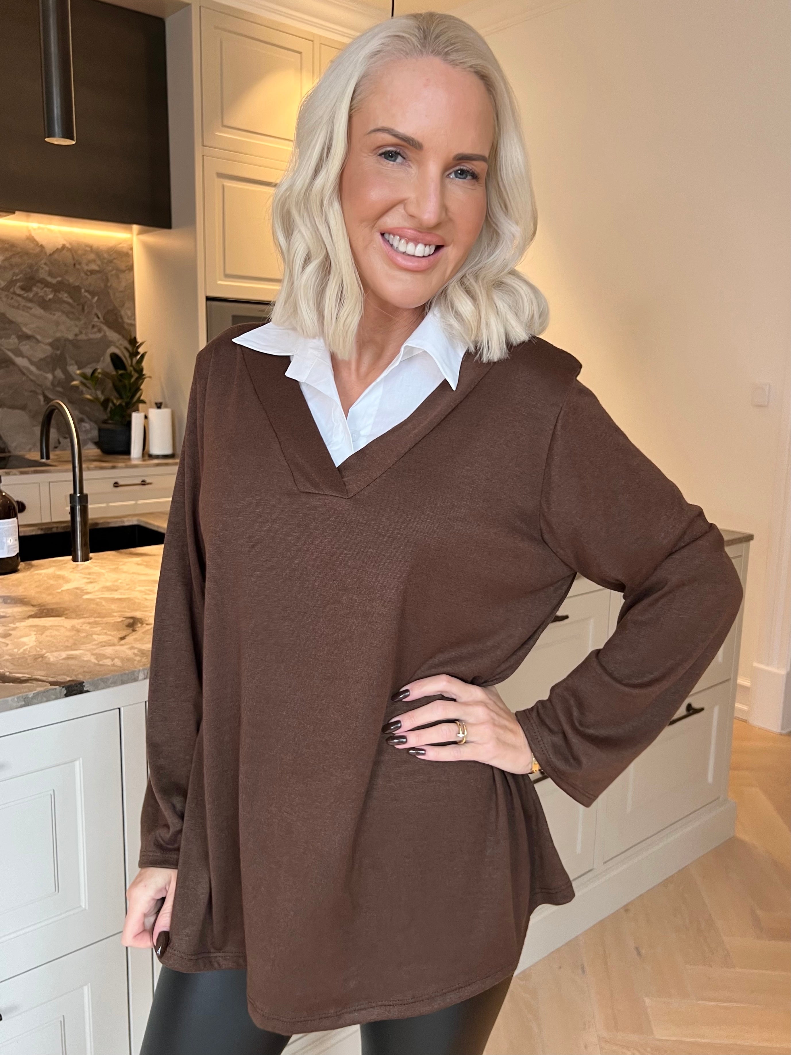 Gabriella - Blus i mjuk viskos med en fin vit skjortkrage som ger en stilfull look