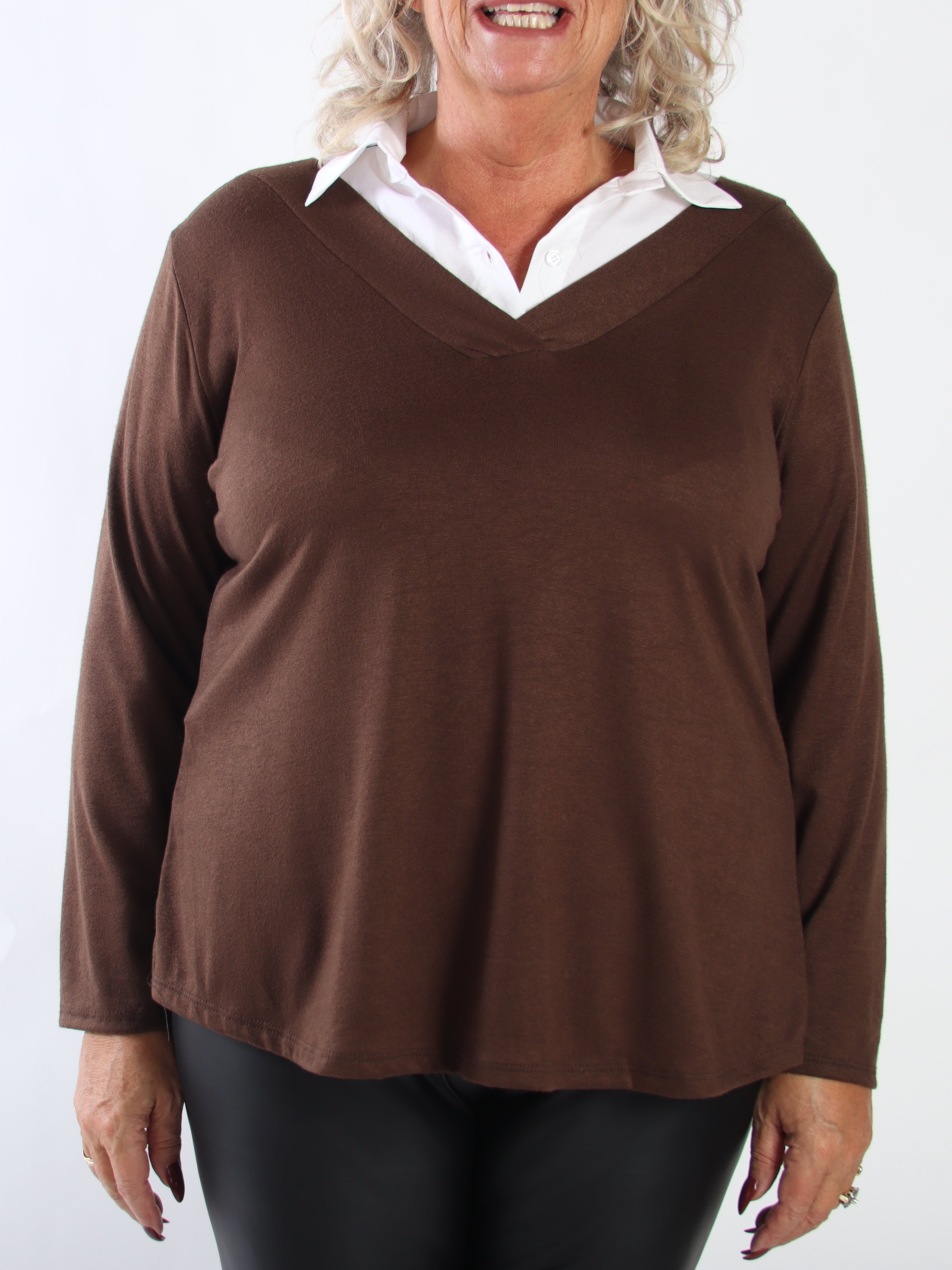 Gabriella - Blus i plus size i mjuk viskos med en fin skjortkrage som ger en stilfull look