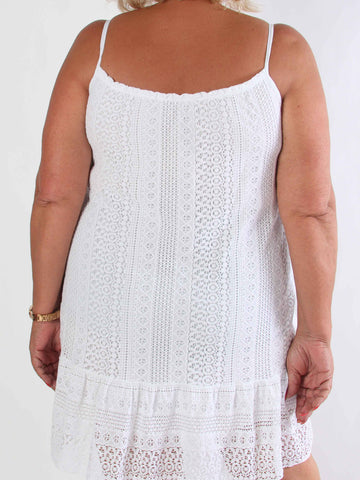 Galateia - Plus size axelremsklänning i mjuk spets i bomull