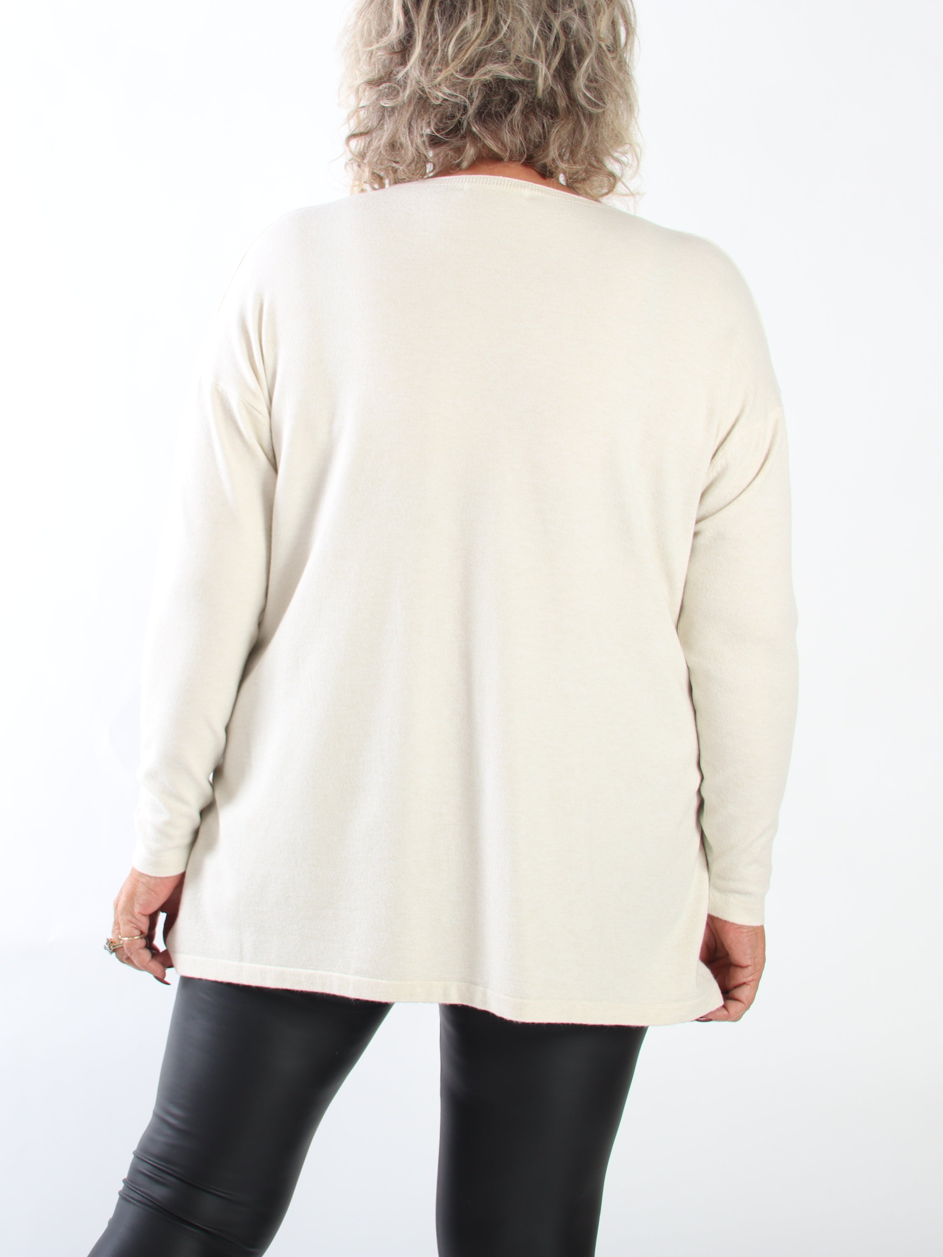 Ginni - Mjuk stickad tröja i plus size i en viskosblandning med mönster av glittrande strass