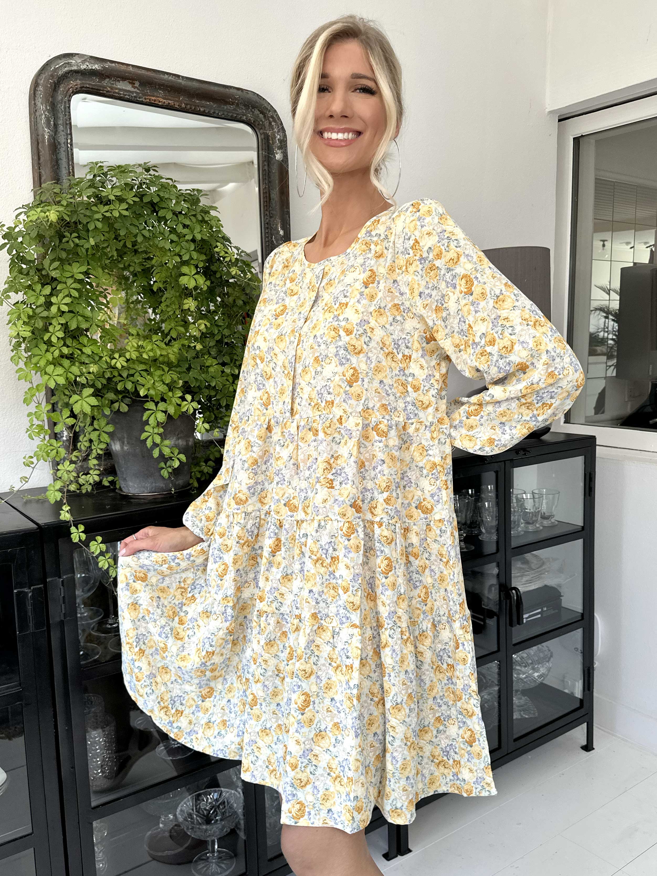 Hannah - Söt blommig klänning med lager på lager look