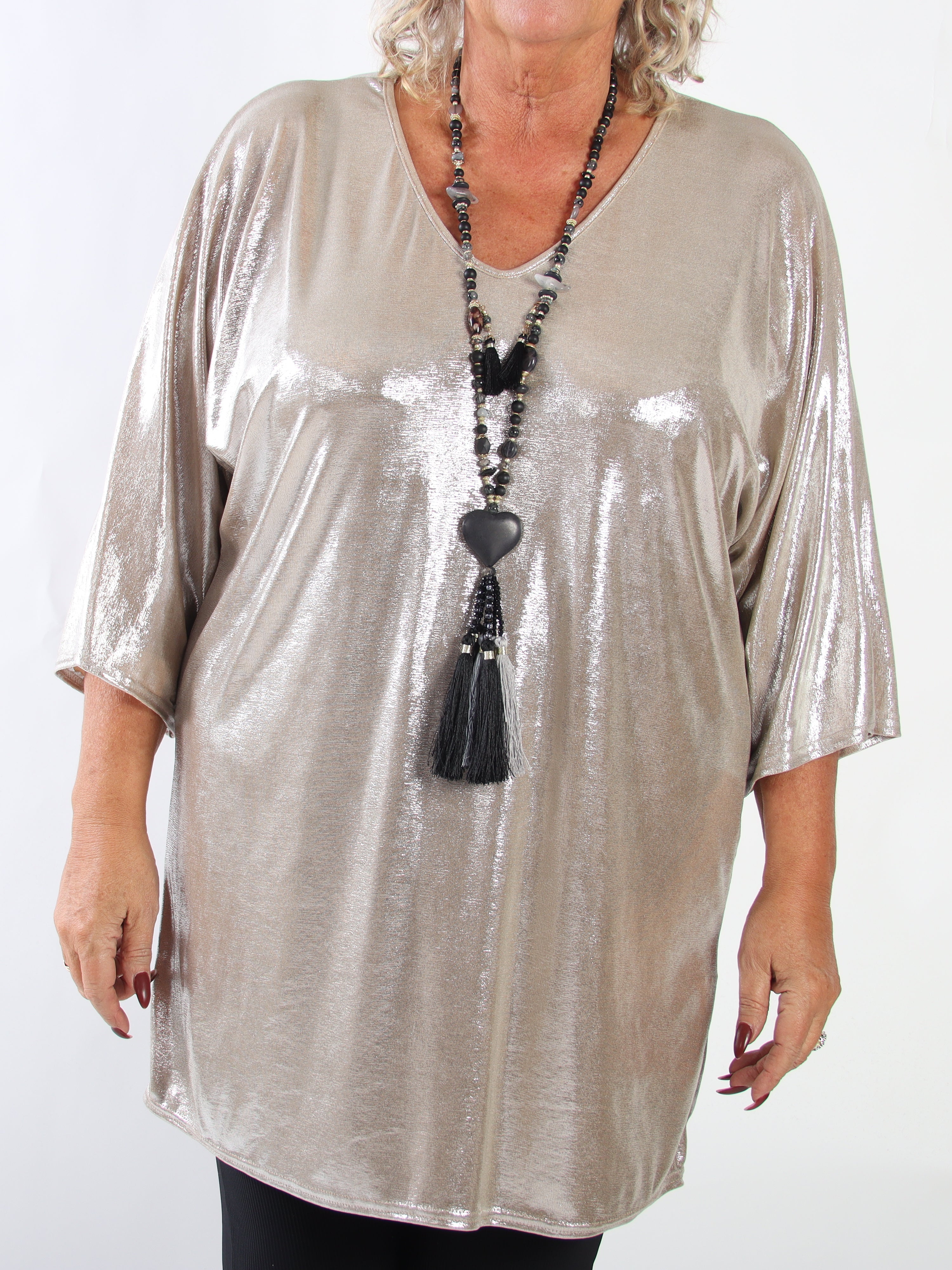 Honey - Glansig och stretchig tunika i plus size med V-ringning och en lös passform