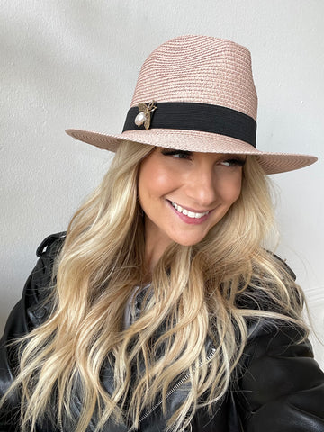 Amelia - Hatt med svart band och guldbi