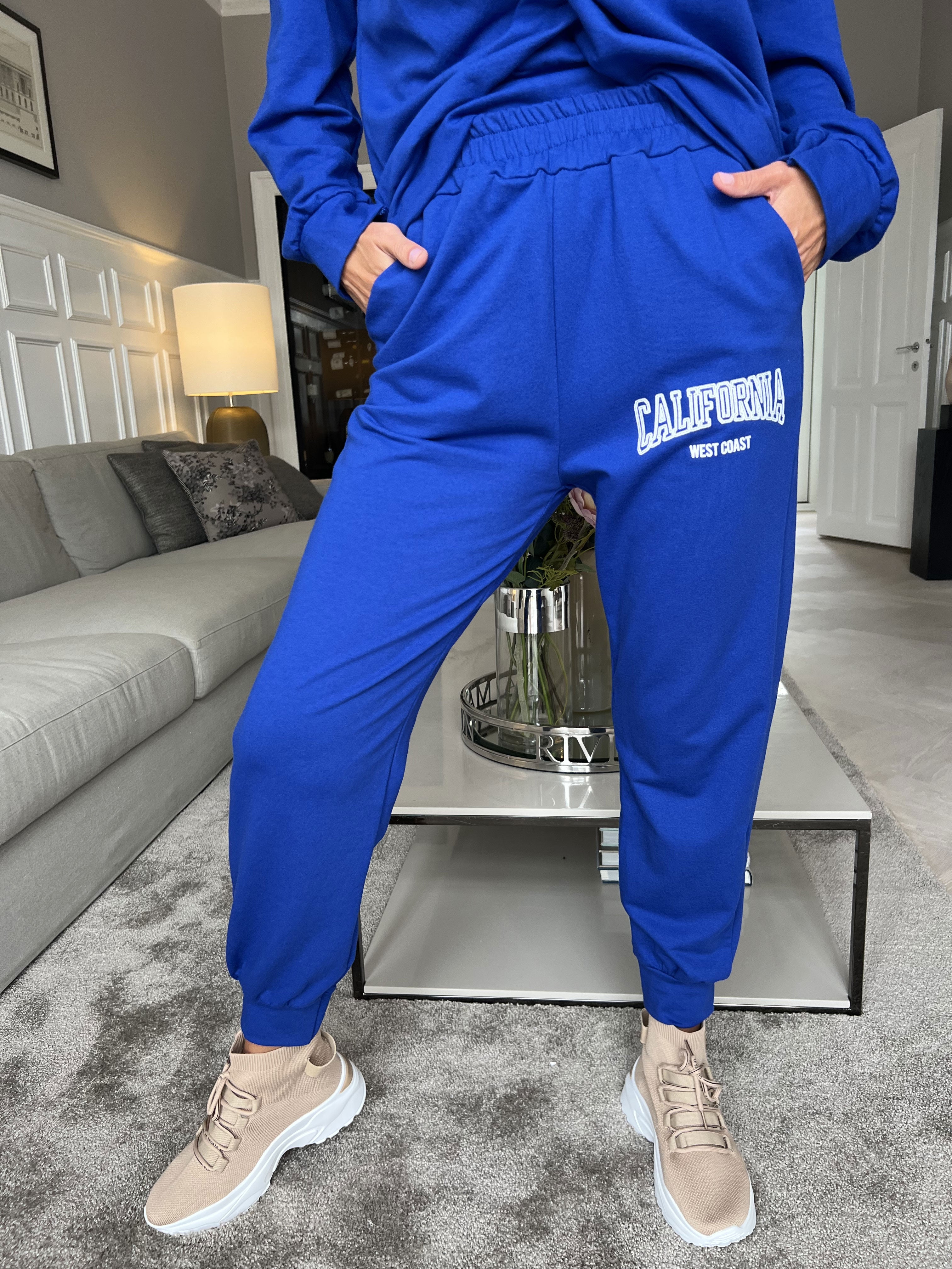 Noelle - Snyggt joggingset med skrift över bröstet