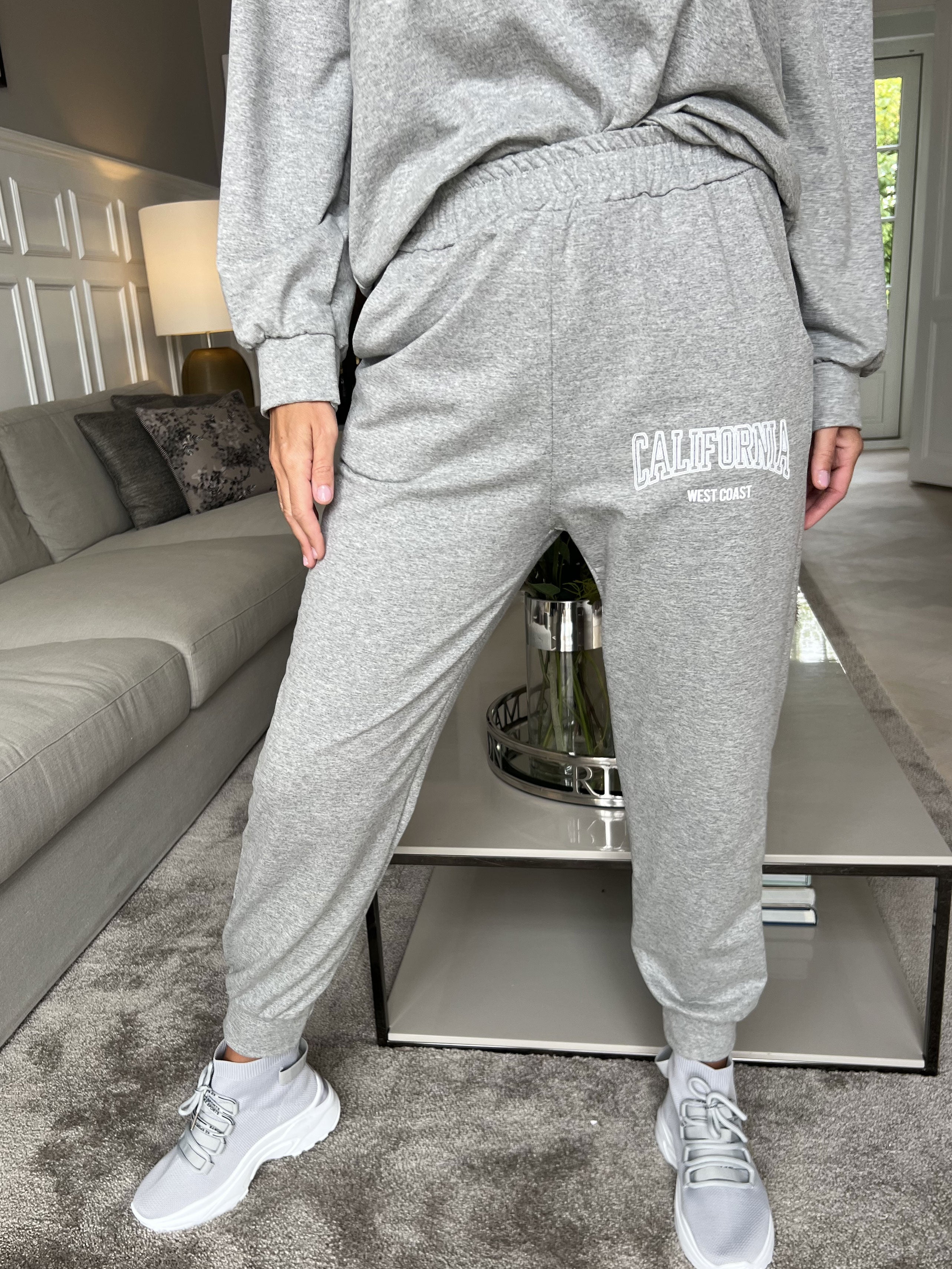 Noelle - Snyggt joggingset med skrift över bröstet