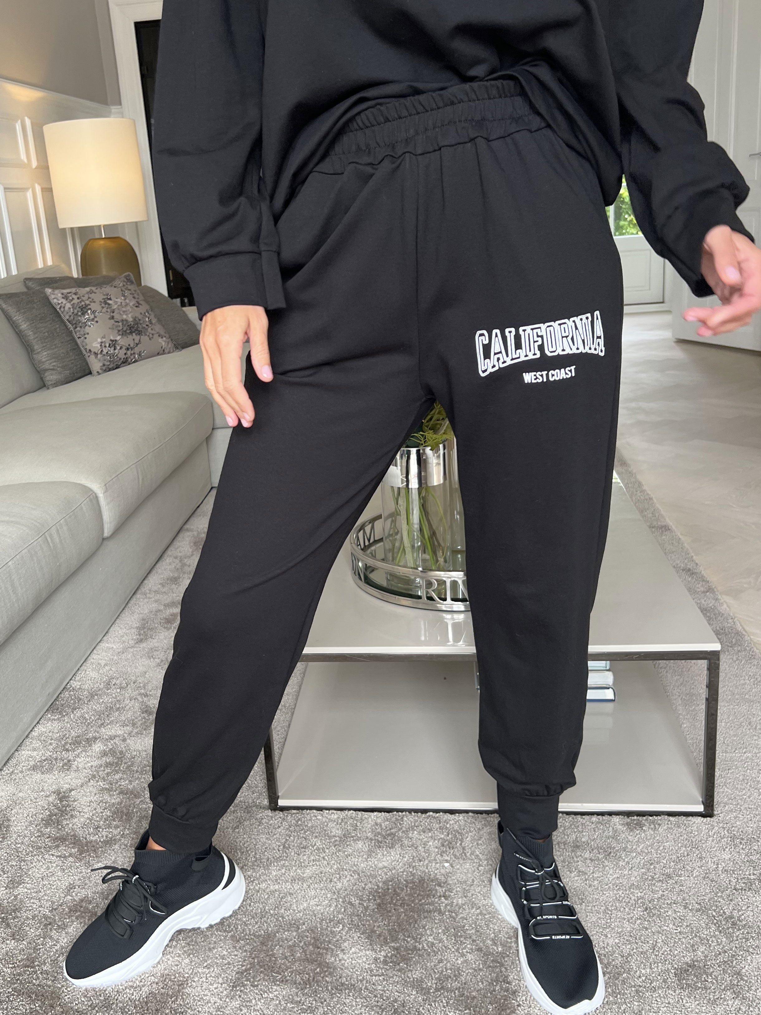 Noelle - Snyggt joggingset med skrift över bröstet