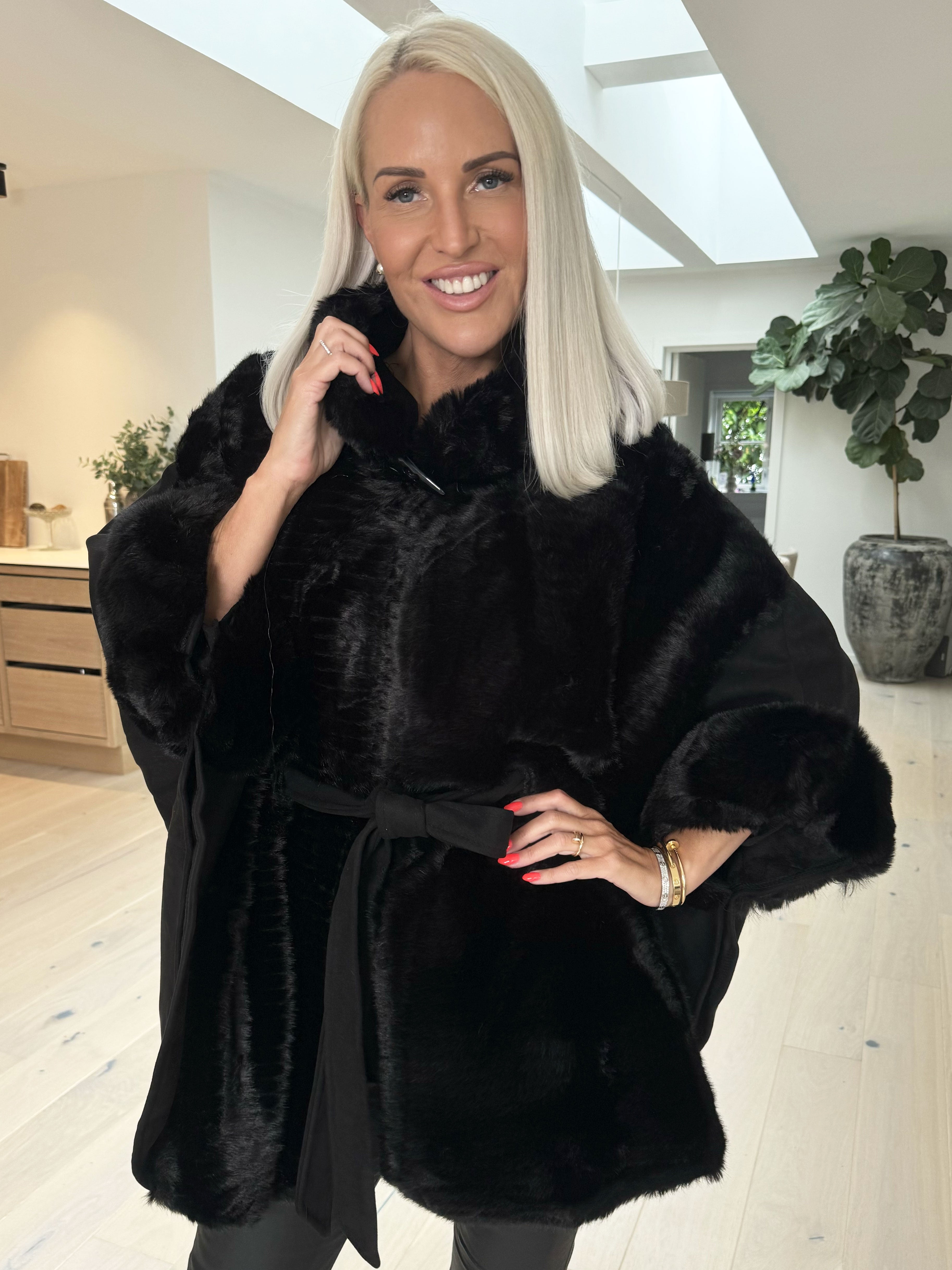 Cloud - Poncho med fuskpäls