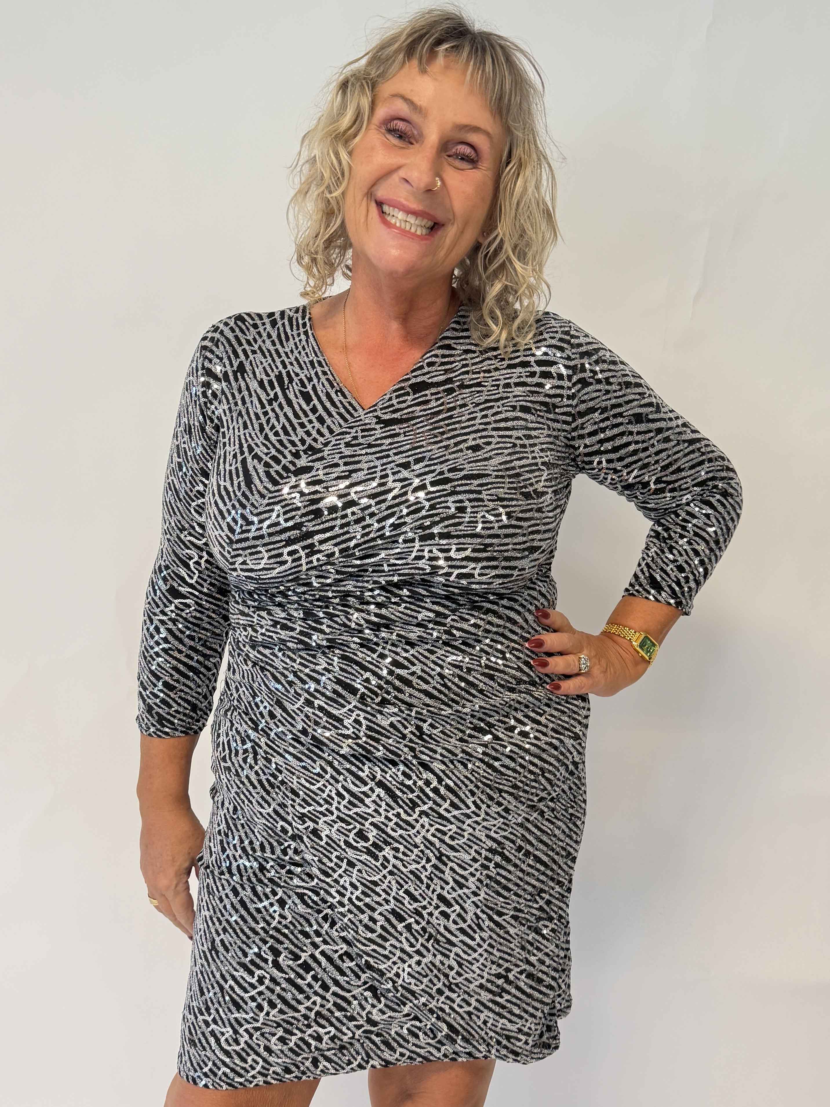 Kata Sequin - Paljettklänning i plus size med snygg omlottlook, stretch och fina glittertrådar