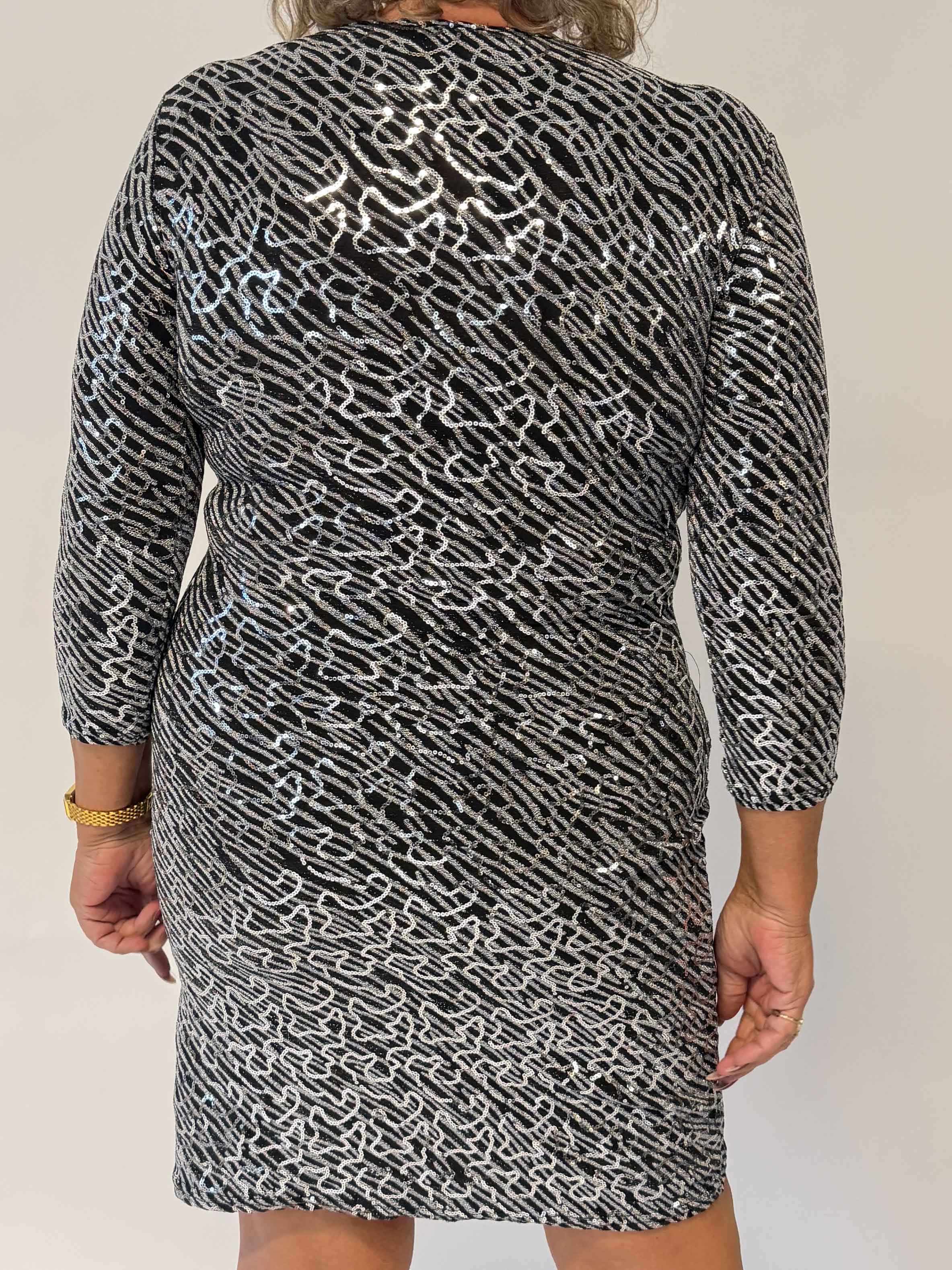 Kata Sequin - Paljettklänning i plus size med snygg omlottlook, stretch och fina glittertrådar
