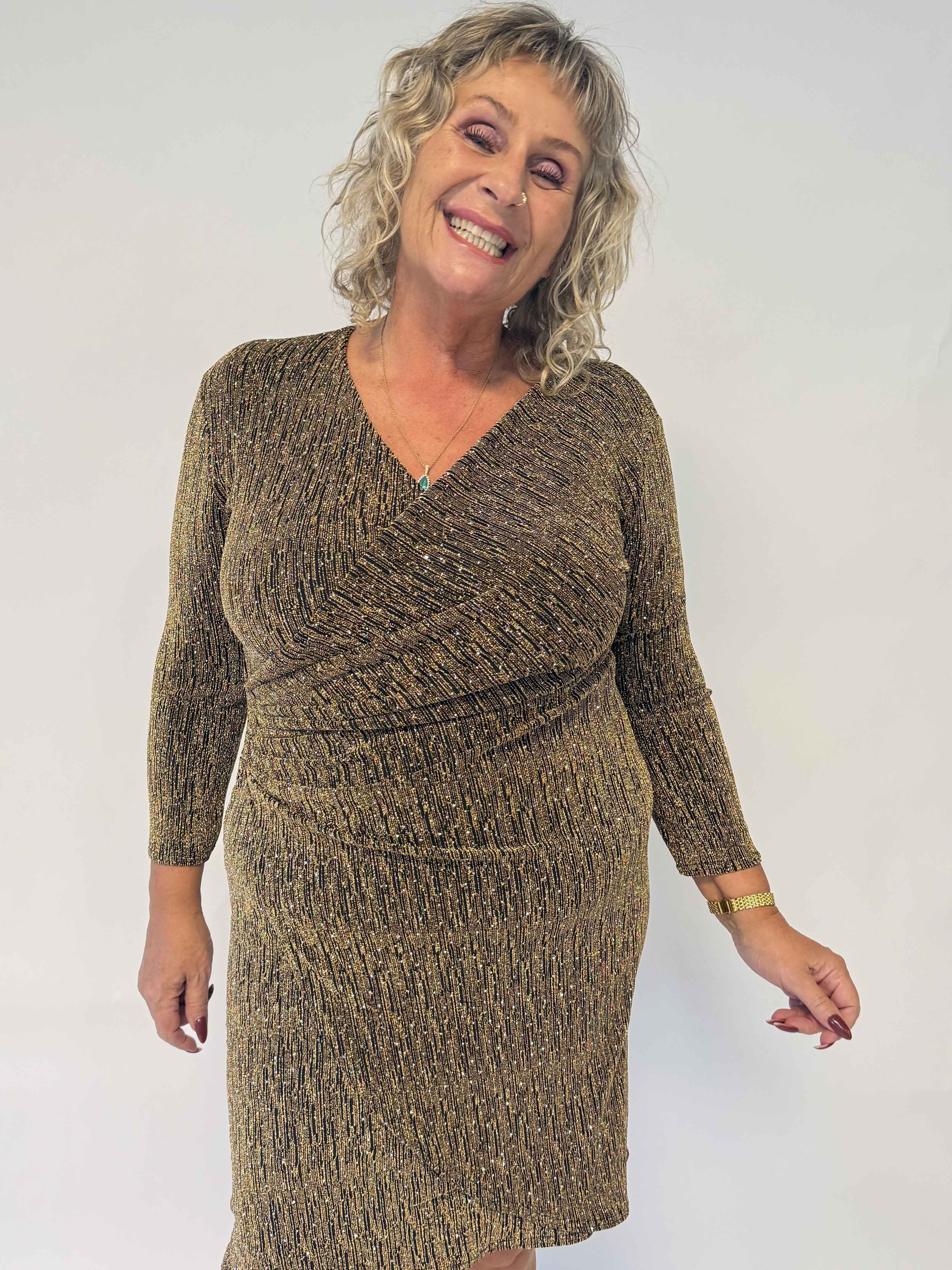Kata - Glittrande klänning i plus size med omlottlook, massor av stretch och fina glittertrådar