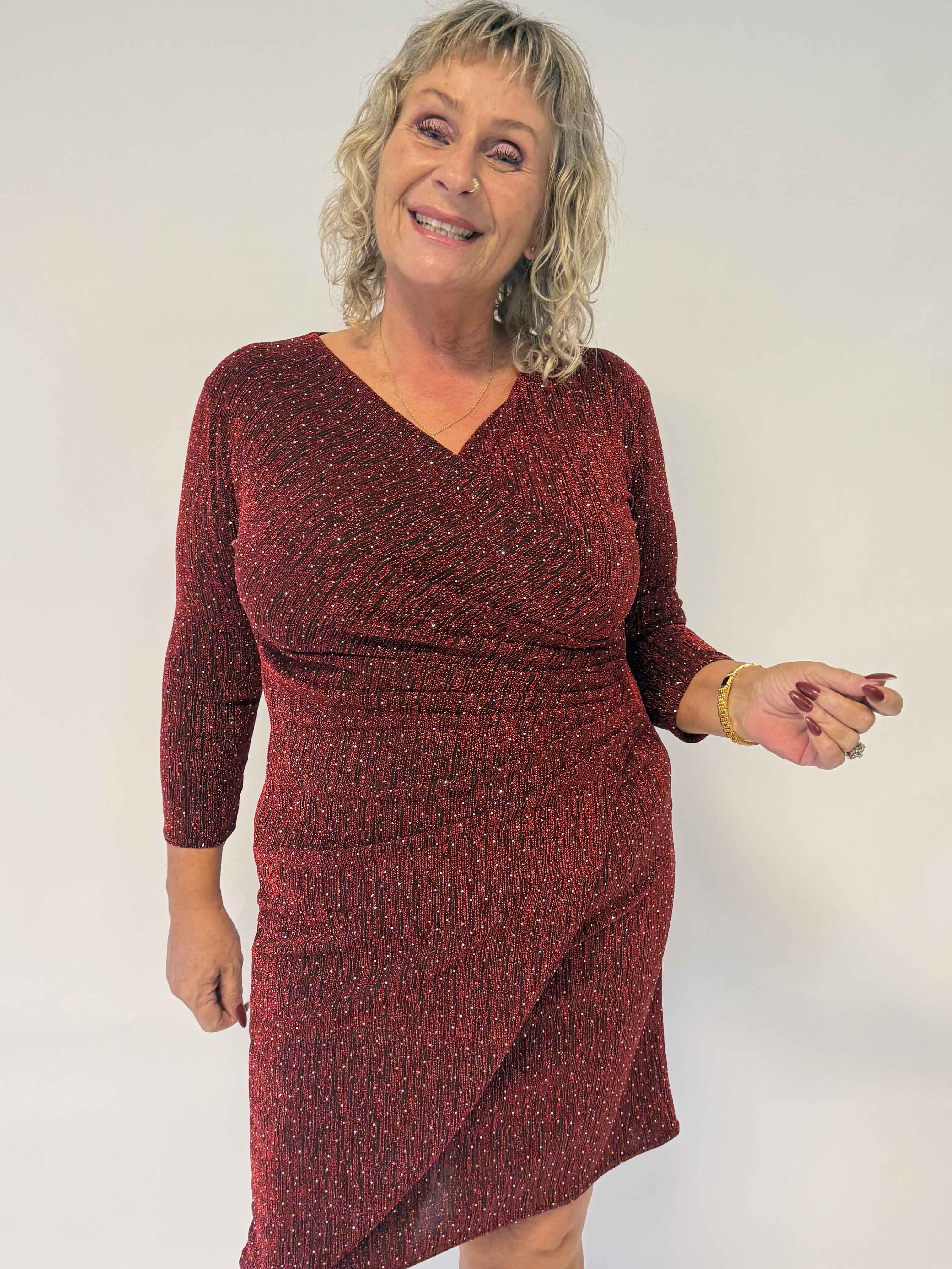 Kata - Glittrande klänning i plus size med omlottlook, massor av stretch och fina glittertrådar