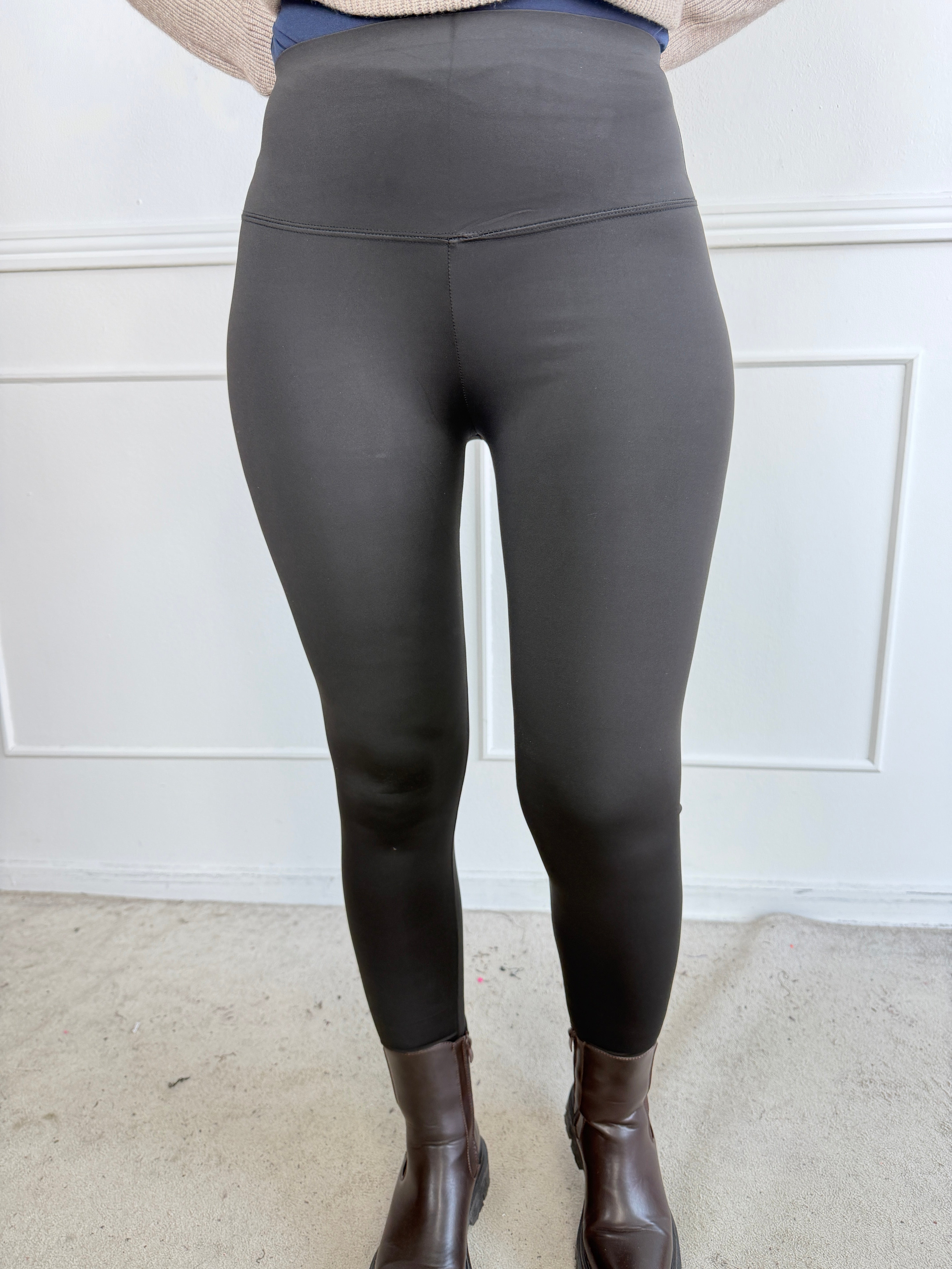 Jani - Stretchiga svarta leggings med brett midjeparti och resårkant