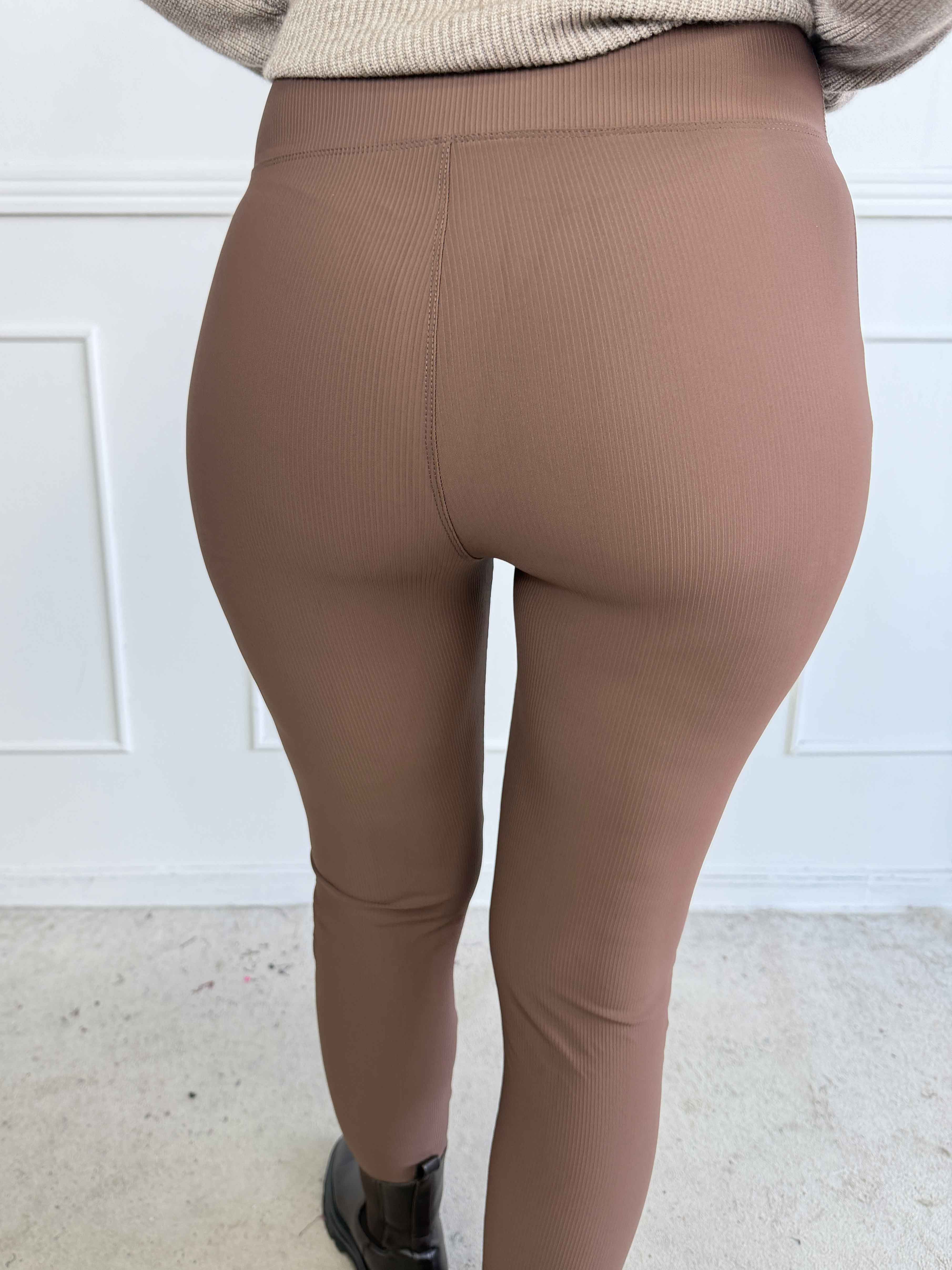 Neta - Stretchiga leggings med snygg ribbstruktur och en bred midjekant