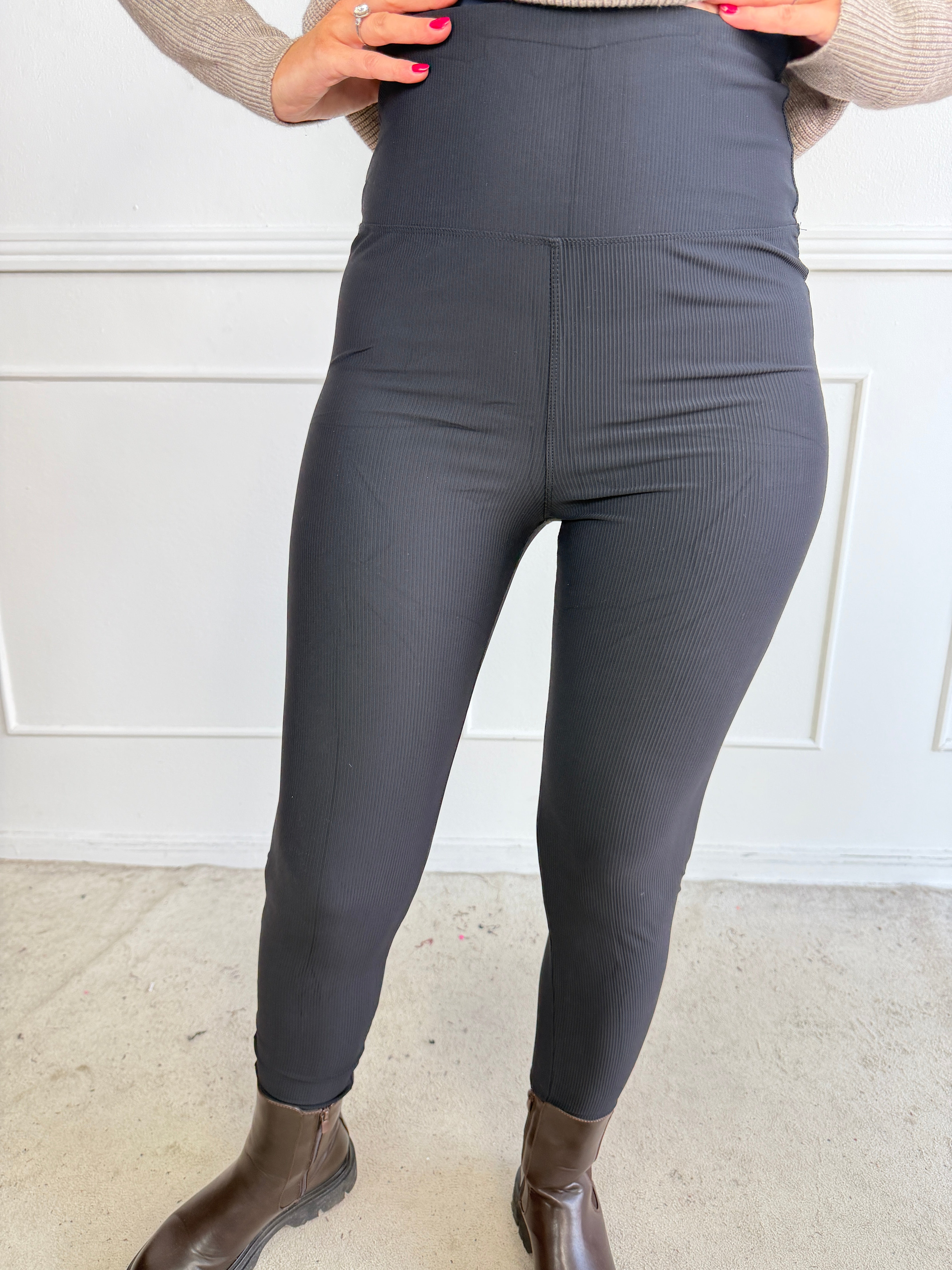 Neta - Stretchiga leggings med snygg ribbstruktur och en bred midjekant