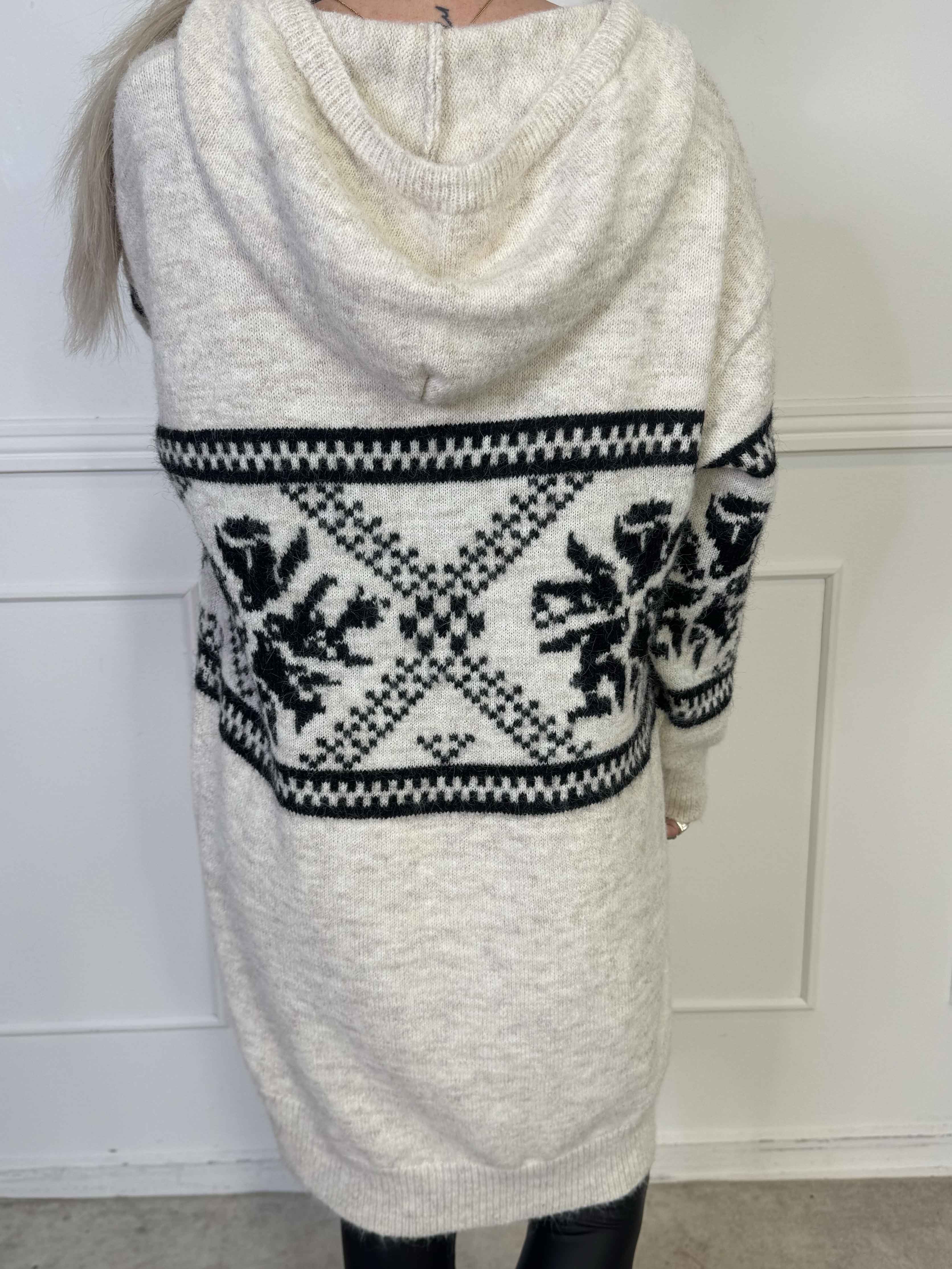 Veni Long - Blød mønstret strikkjole med hætte